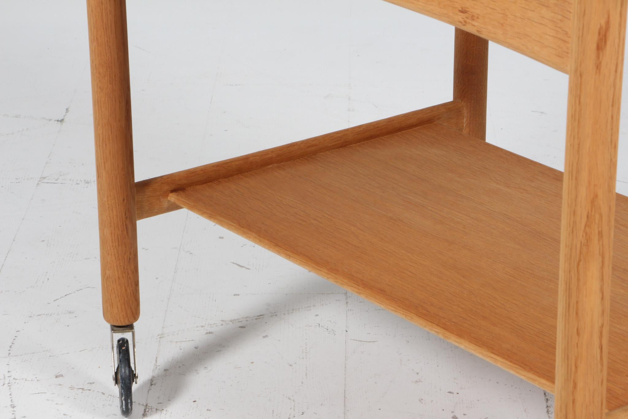 Hans J. Wegner, tray table in solid oak. AT47 In Excellent Condition For Sale In Esbjerg, DK