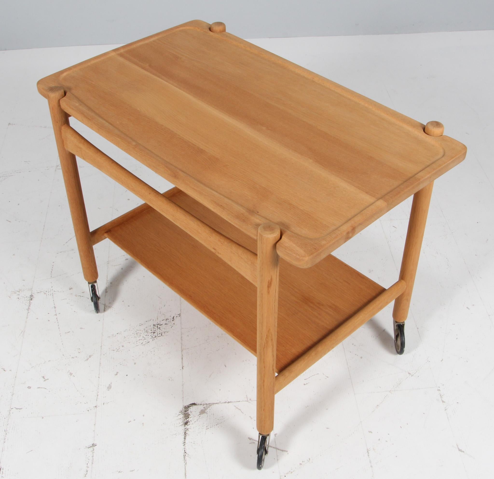 Hans J. Wegner tray table in soap treated oak.

Model AT47, Made by Andreas Tuck.