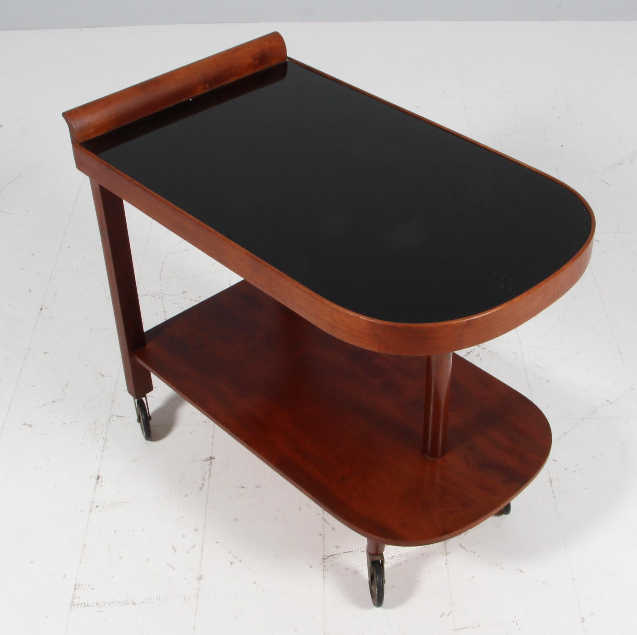Table à plateau Art Déco en acajou. Plateau de table en verre. 

Montés sur des roues en laiton.

Fabriqué au Danemark dans les années 1930