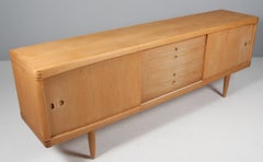 Credenza in rovere in stile scandinavo della metà del secolo di Henry Walther Klein, anni '50
