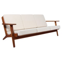 Divano a tre posti Hans J. Wegner modello 290, rovere e bouclé, intorno al 1970