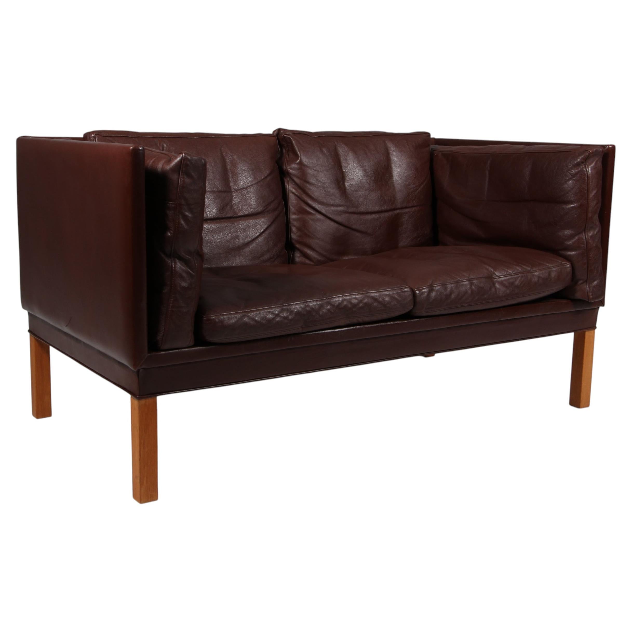 1960er Jahre: „Illum Wikkelsoe“, 2-Sitzer-Sofa von Holger Christensen im Angebot