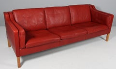 Divano a tre posti Børge Mogensen modello 2213 in pelle rosso-marrone