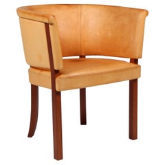 Sillón Åke Axelsson de caoba y cuero natural. El Riksdagen de simulación