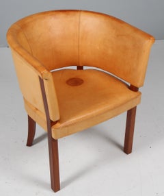 Sillón Åke Axelsson de caoba y cuero natural. El Riksdagen de simulación