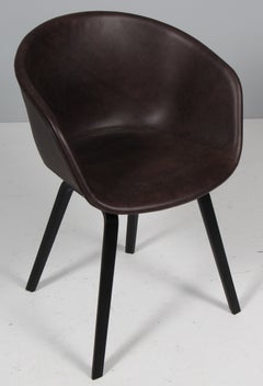 Chaises de salle à manger Hay, modèle AAC22, en chêne teinté noir et cuir pleine fleur couleur moka