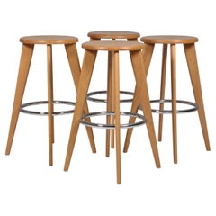Taburete de bar, modelo Haut Jean Prouvé de Vitra, roble oscuro