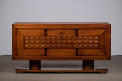 Credenza in rovere attribuita a Dudouyt con intagli a forma di diamante, Francia, anni ’40