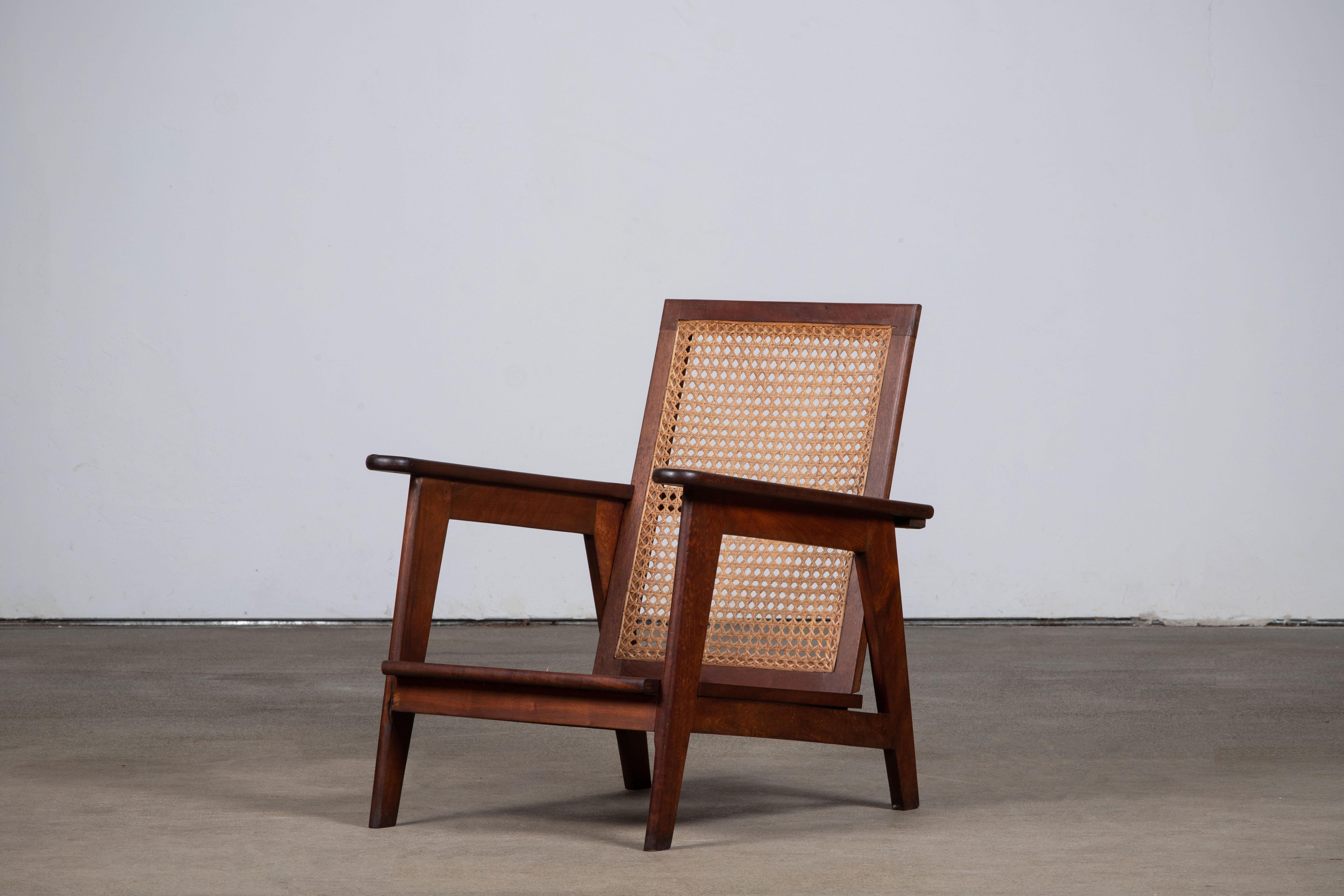 Tissé à la main Fauteuil français de reconstruction, 1940, dans le style de Pierre Jeanneret en vente