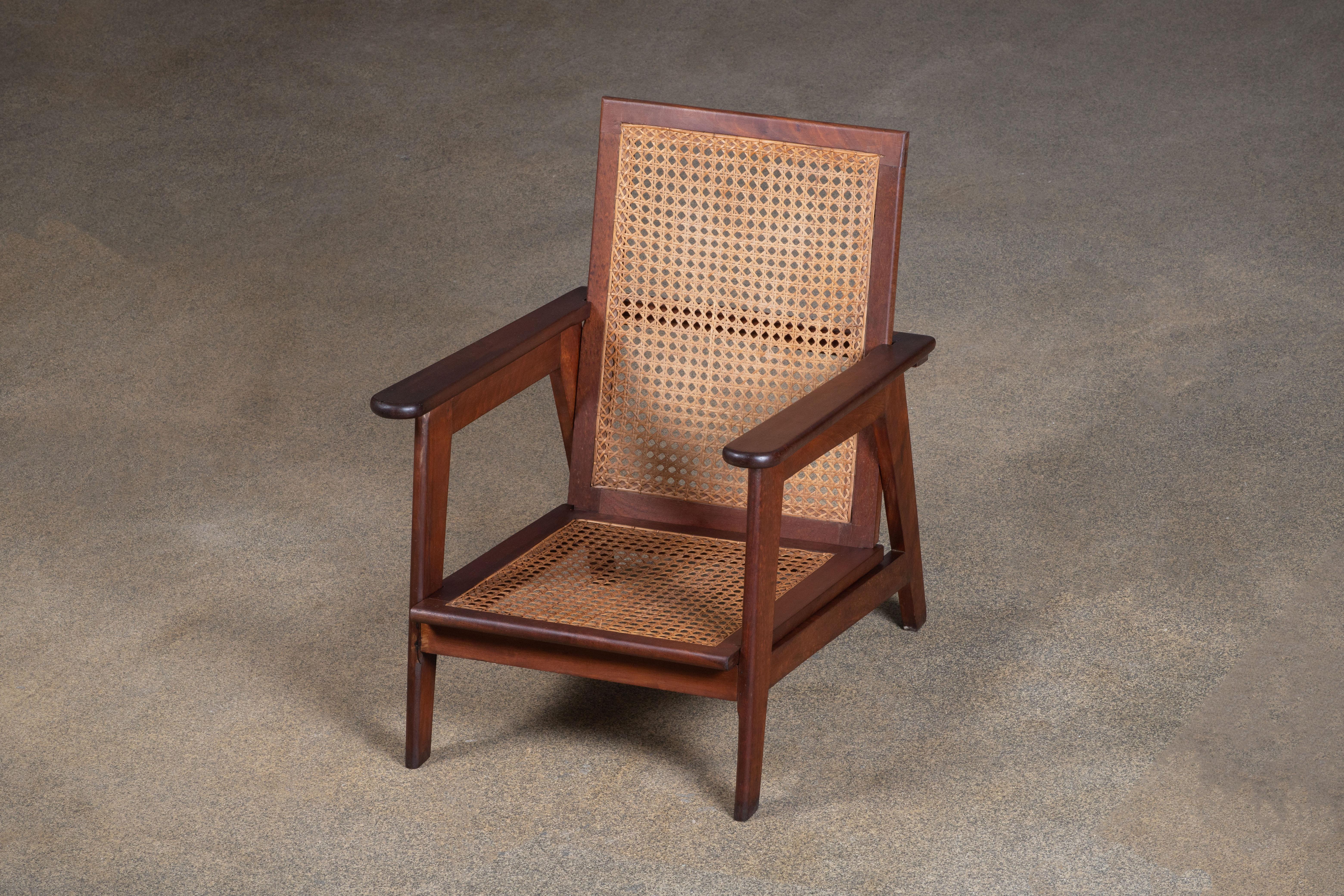 Composé d'une utilité posée et d'une ingéniosité tranquille, ce fauteuil de la Reconstruction française incarne l'esprit architectural du retour à la clarté et à l'artisanat de l'après-guerre des années 1940. Réalisé en noyer massif, le cadre