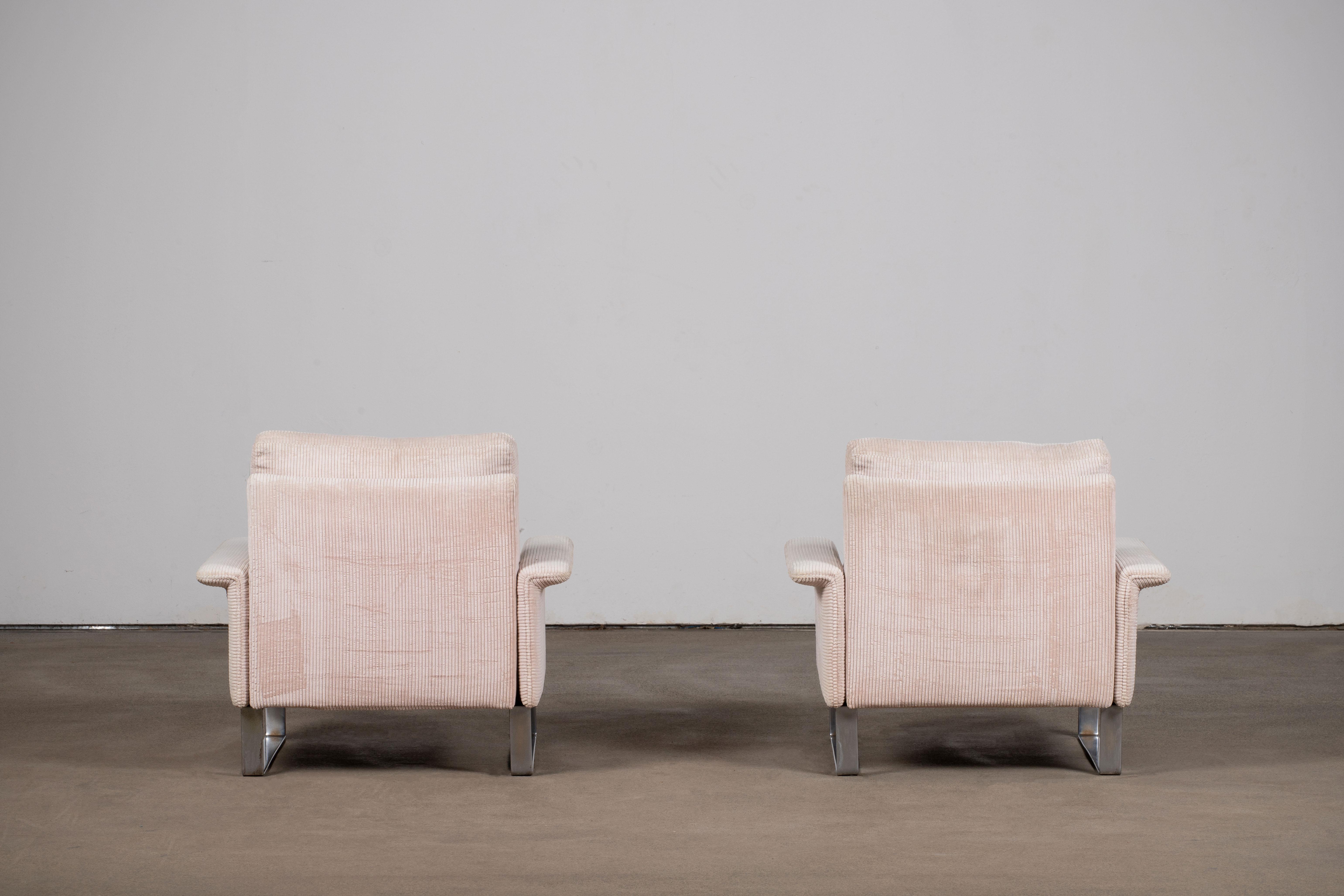 Sillones Club cromados y de terciopelo al estilo de Milo Baughman mediados del siglo XX en venta