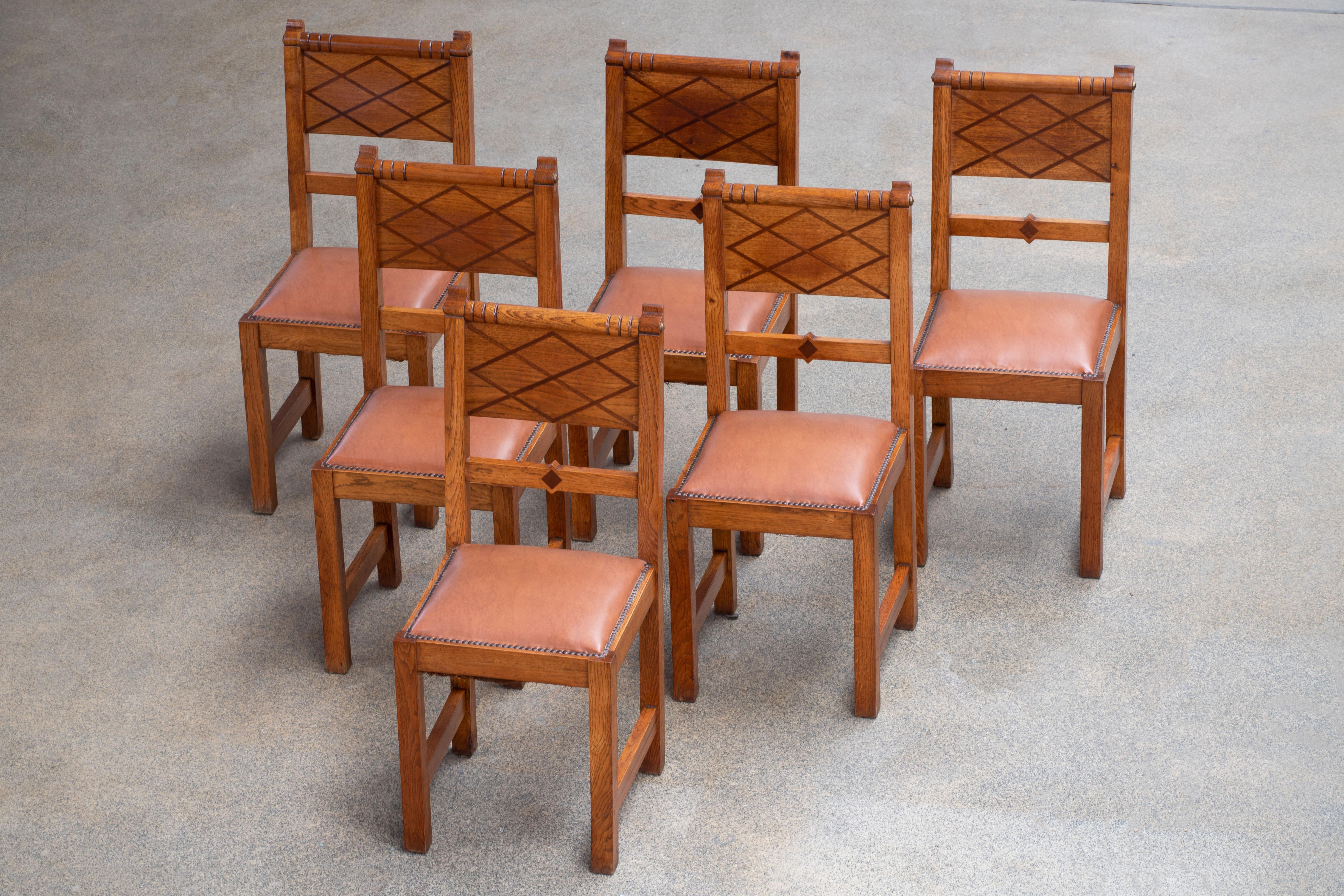 Una composizione di quiete scultorea, questo set di sei sedie da pranzo francesi Art Déco rivela un linguaggio di misurata eleganza e precisione artigianale. Concepite negli anni '40 all'interno di un modesto laboratorio di Albi, una città immersa