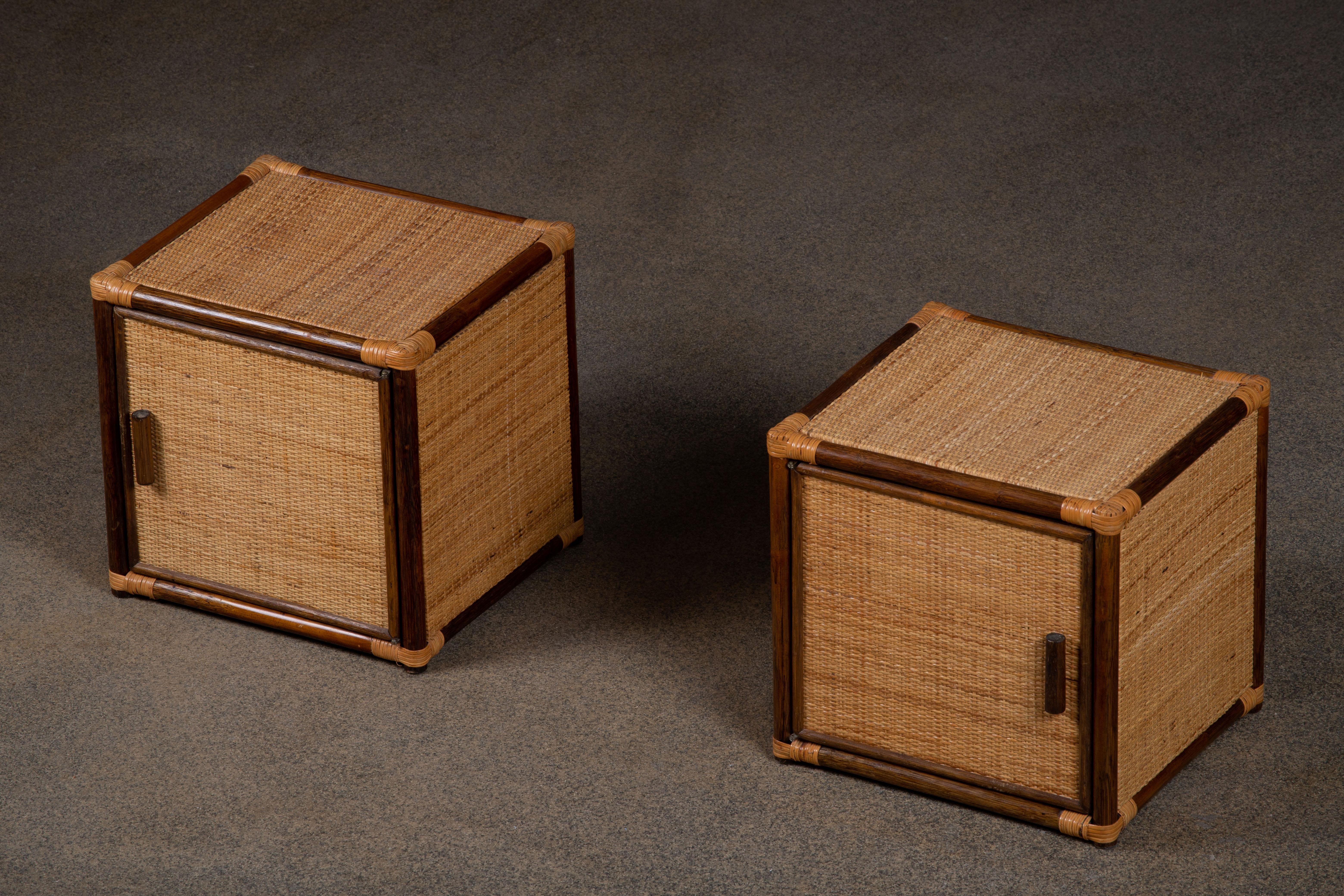 Cette paire de tables d'appoint italiennes est une composition de la sobriété du milieu du siècle et de la clarté organique. Elle articule un langage de précision tissée et d'utilité tranquille. Conçue dans les années 1960, chaque table est réalisée