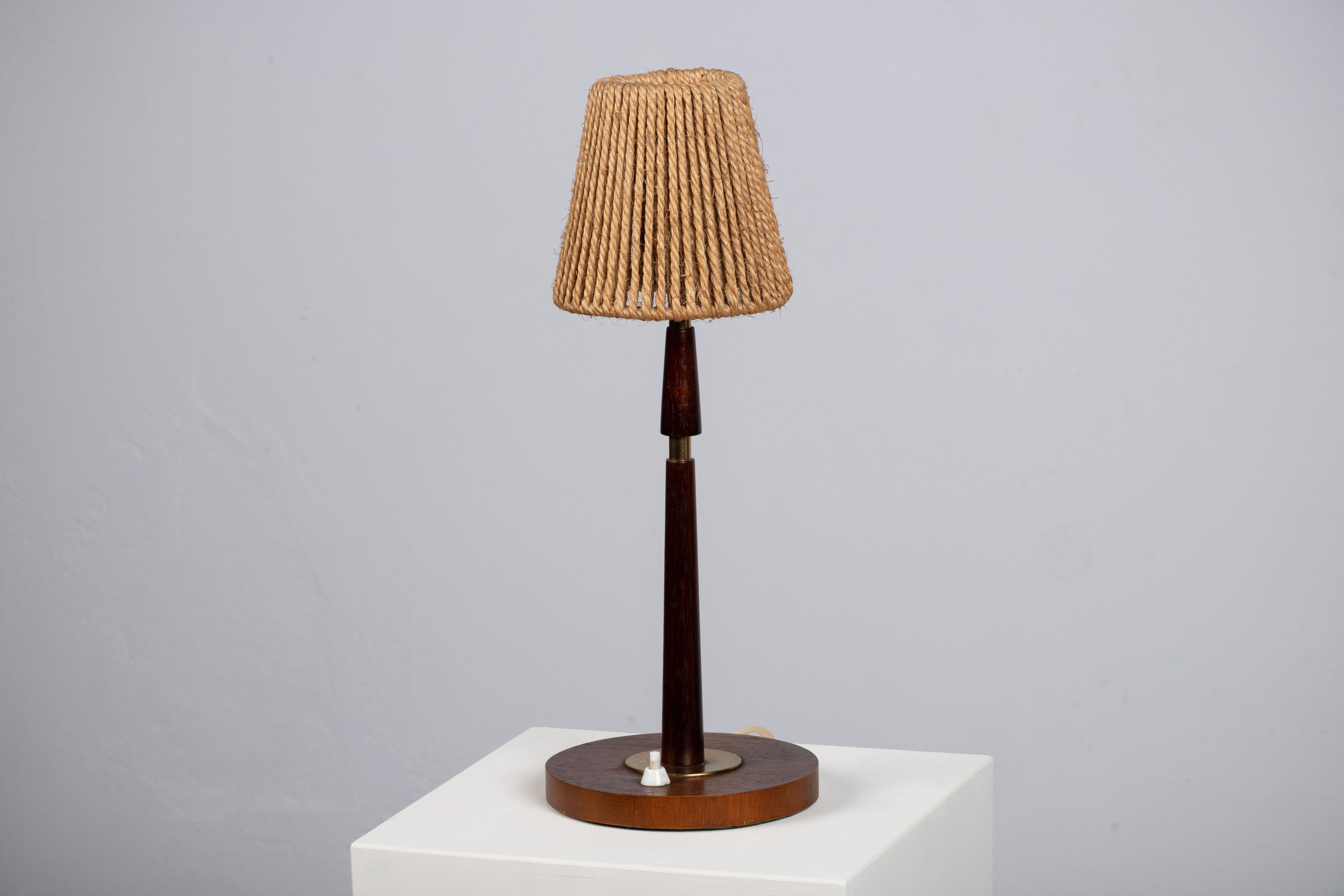 Mid-Century Danish Table Lamp in Solid Teak, 1960 In Good Condition For Sale In Kaštel Sućurac, Splitsko-dalmatinska županija