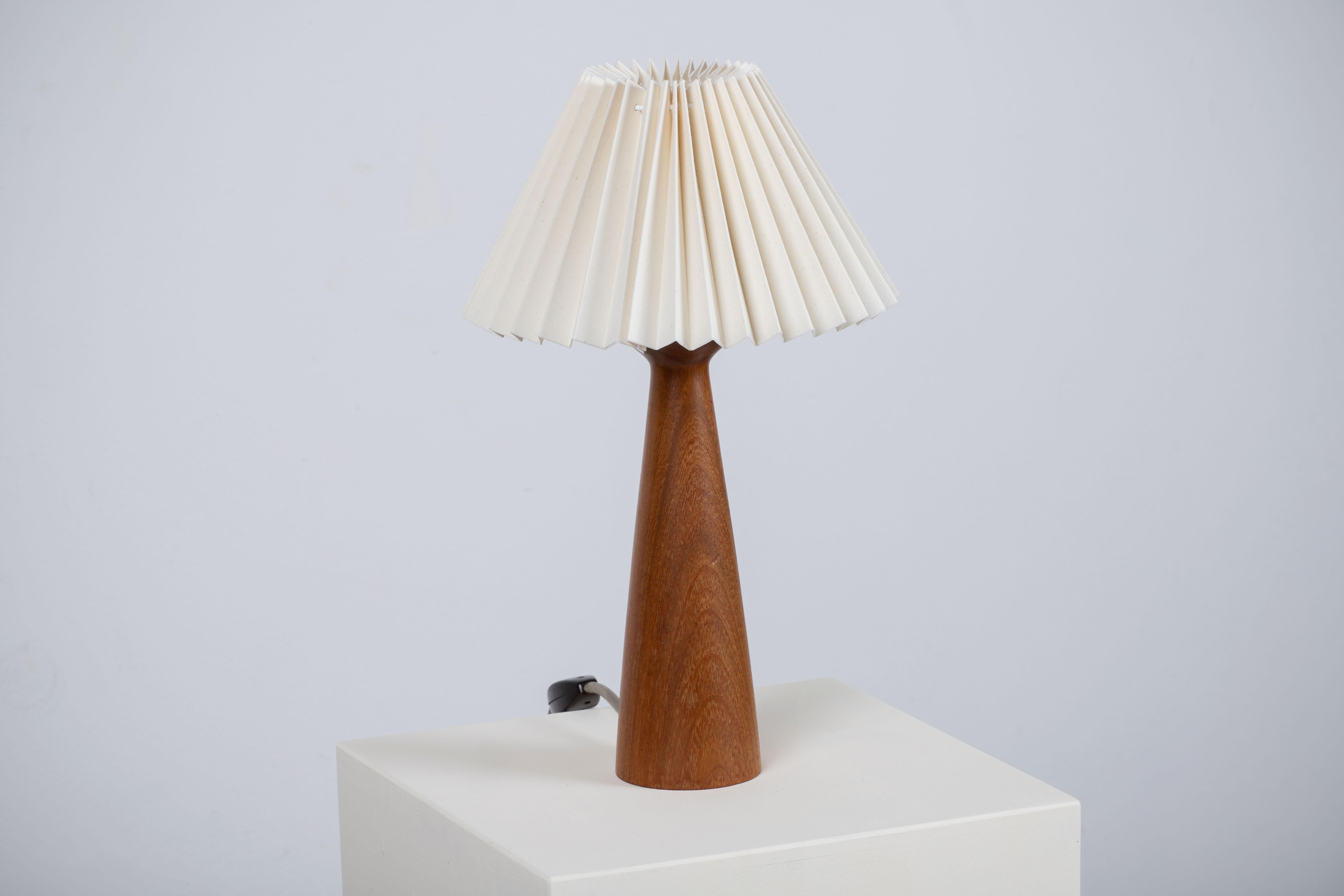 Teck Lampe de table danoise moderne du milieu du siècle Uno Kristiansson, 1960 en vente