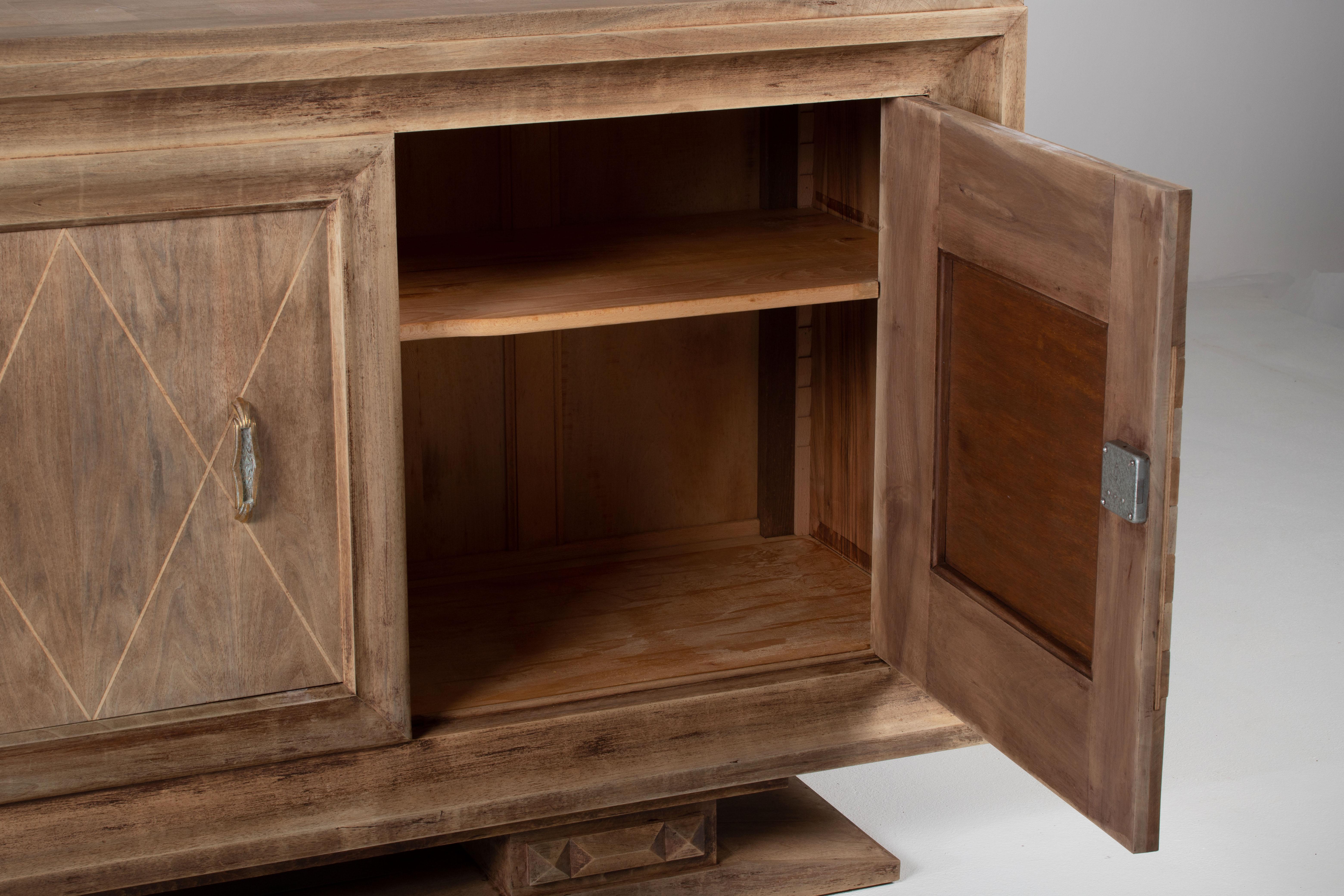 Gebleichtes Art Deco Sideboard aus massiver Eiche mit geometrischen Details, Frankreich, 1940er Jahre (Eichenholz) im Angebot