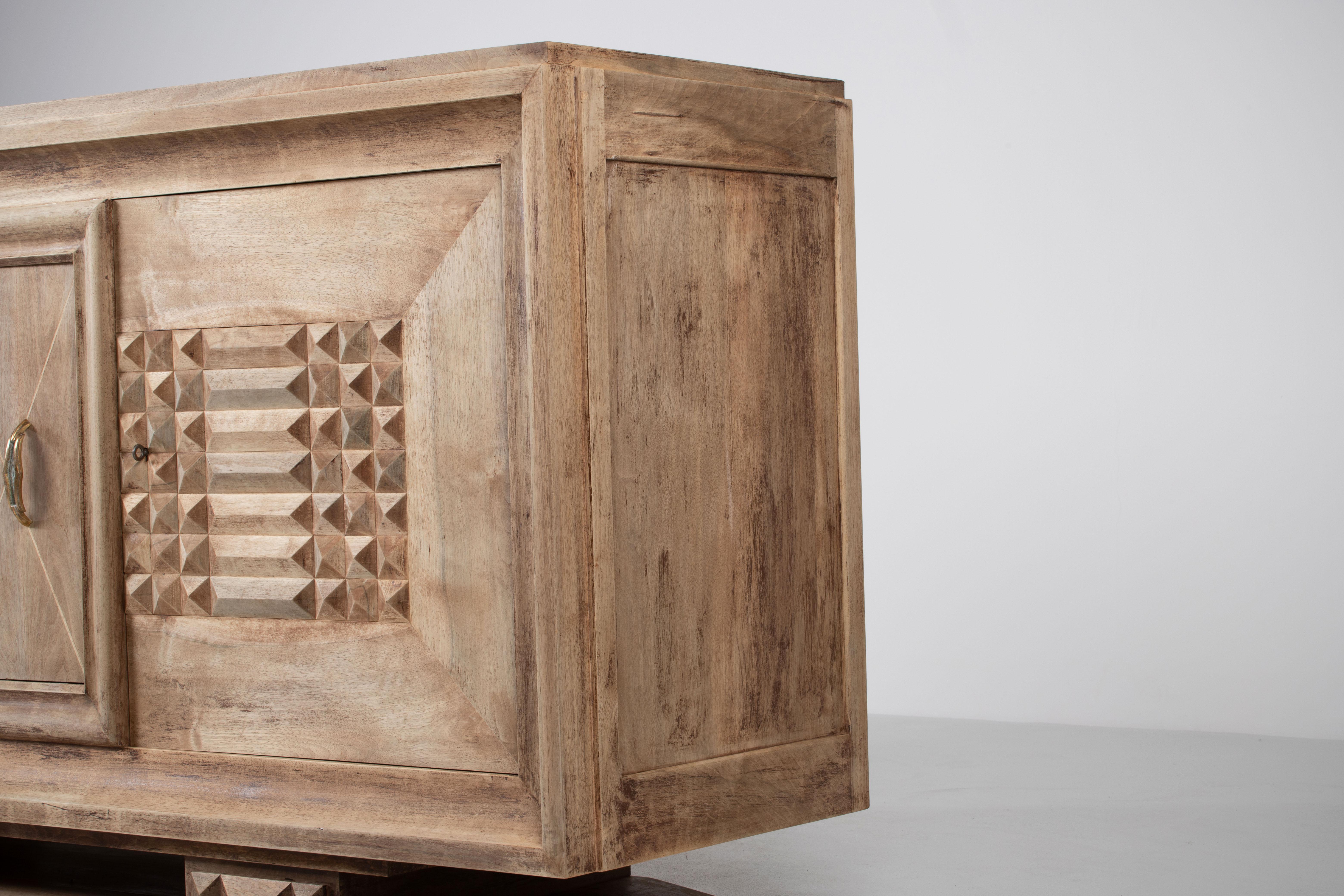 Gebleichtes Art Deco Sideboard aus massiver Eiche mit geometrischen Details, Frankreich, 1940er Jahre im Angebot 1