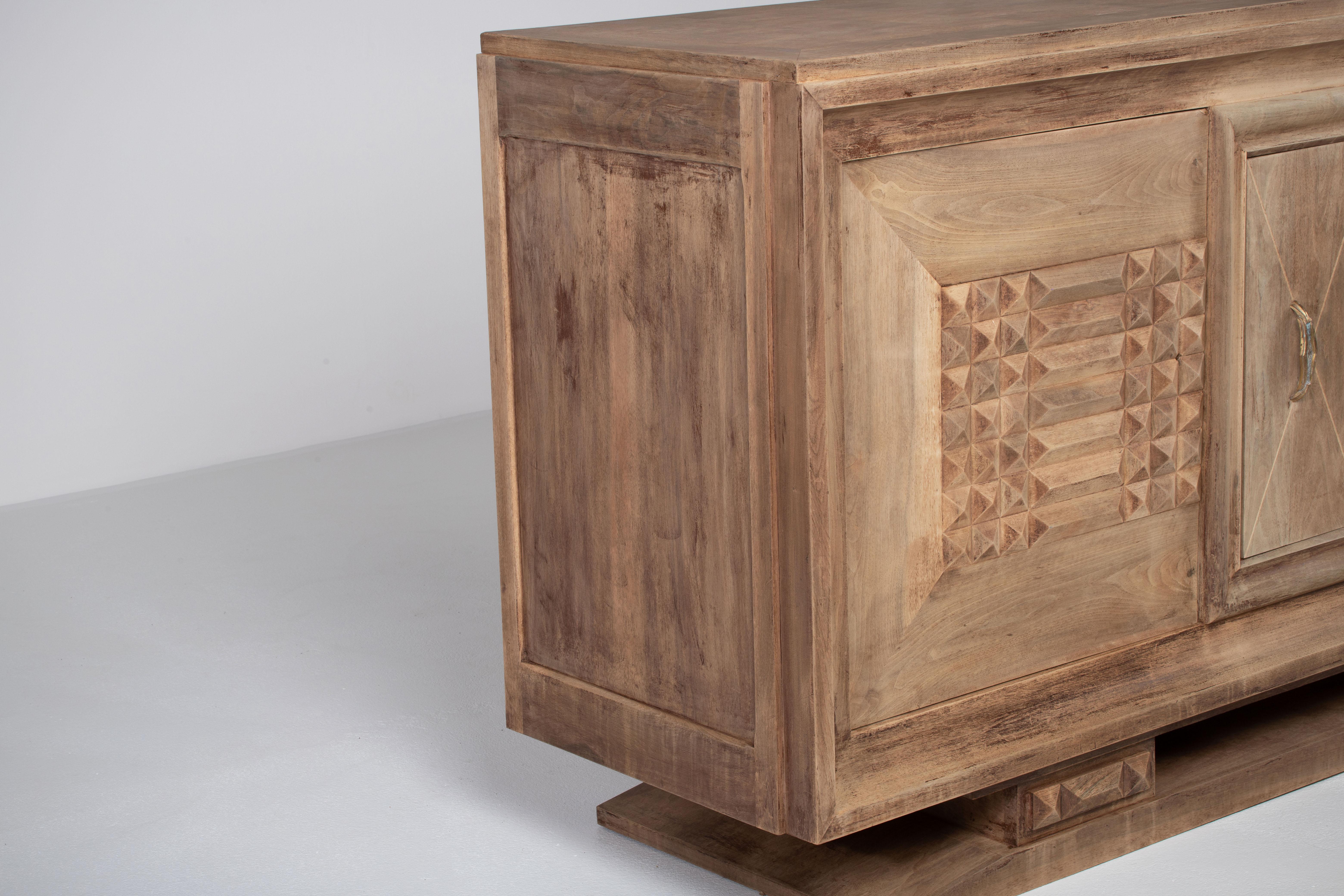 Gebleichtes Art Deco Sideboard aus massiver Eiche mit geometrischen Details, Frankreich, 1940er Jahre im Angebot 3