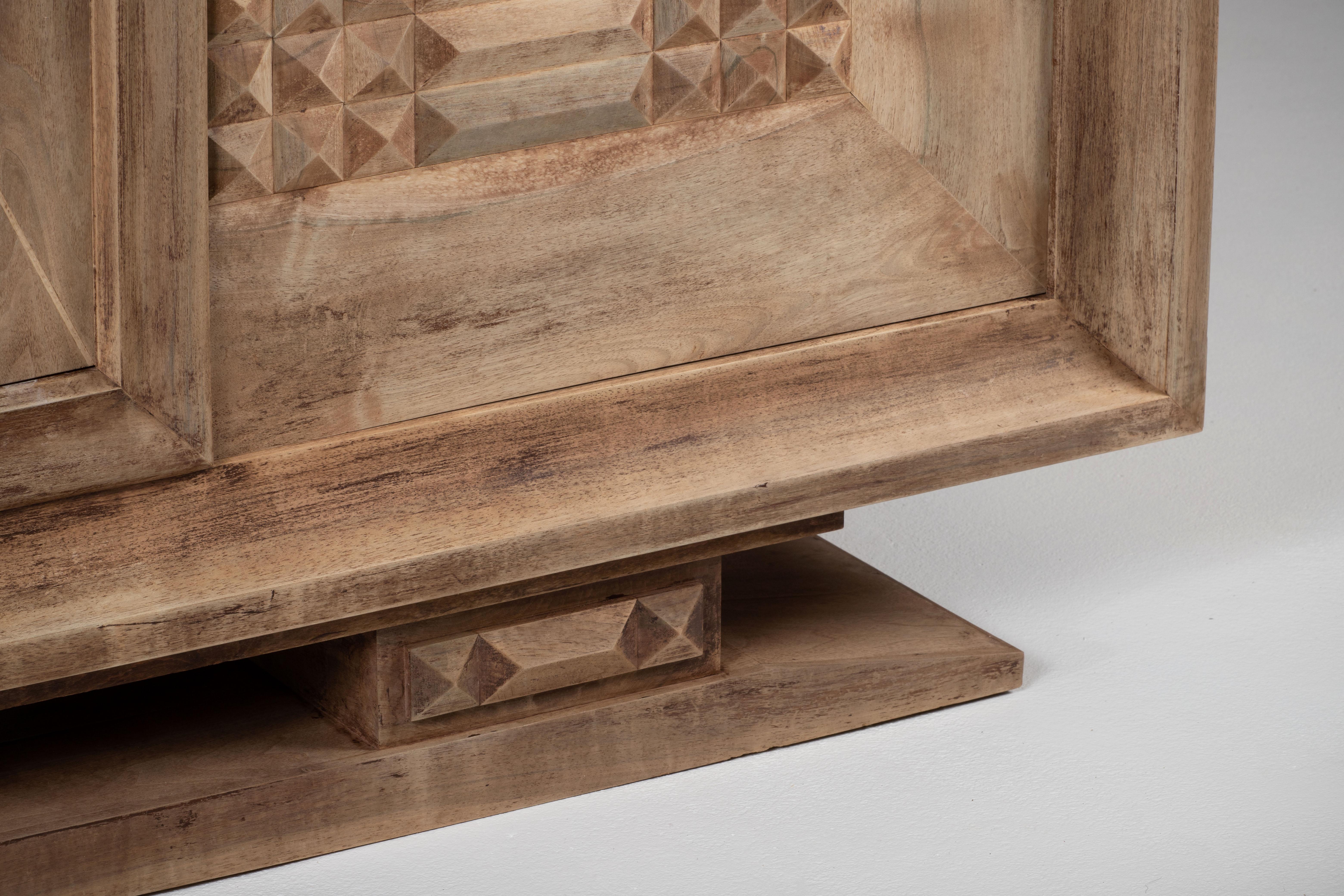 Gebleichtes Art Deco Sideboard aus massiver Eiche mit geometrischen Details, Frankreich, 1940er Jahre (Mitte des 20. Jahrhunderts) im Angebot