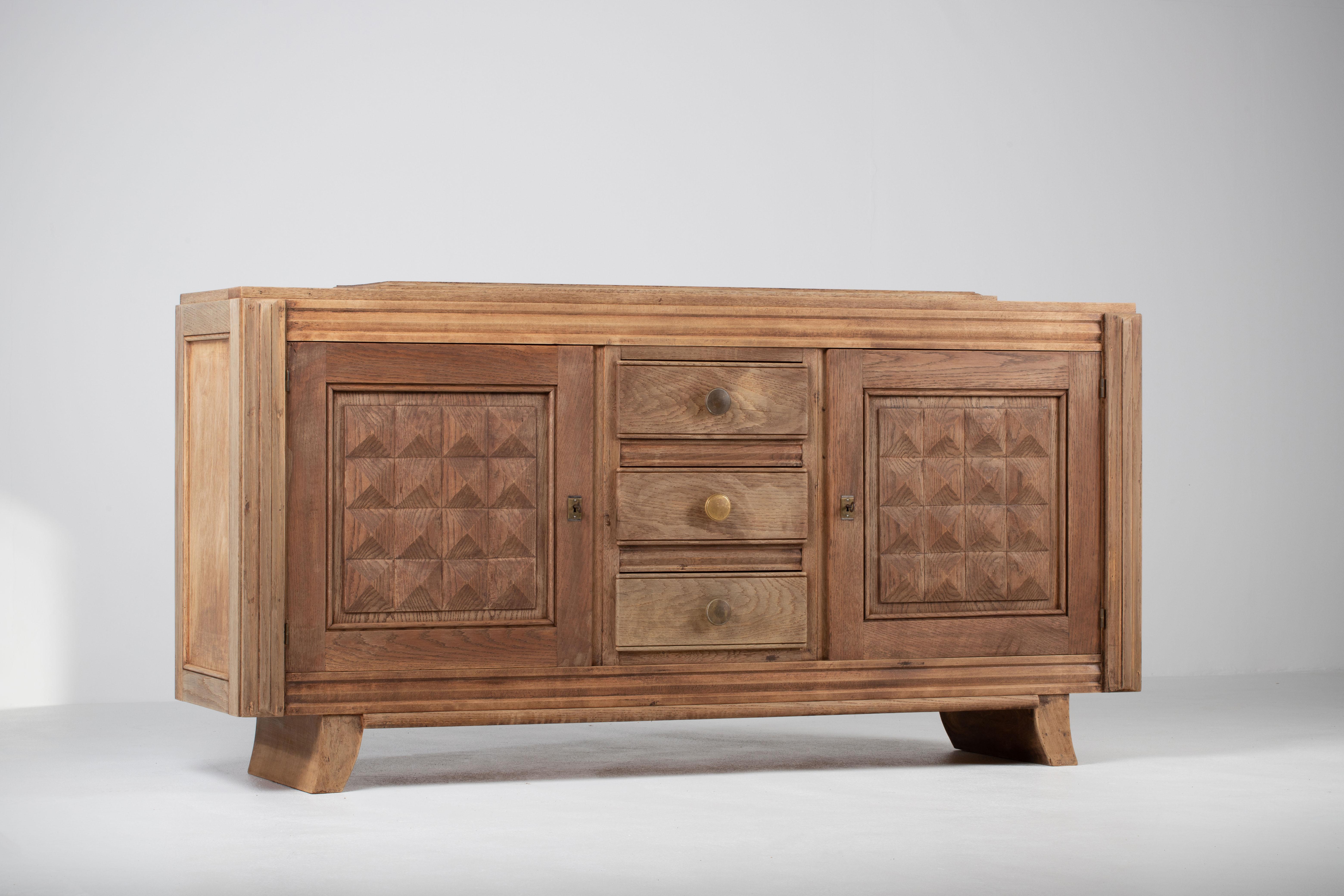 Sbiancato Credenza francese degli anni '40 in Oak sbiancato alla maniera di Charles Dudouyt in vendita