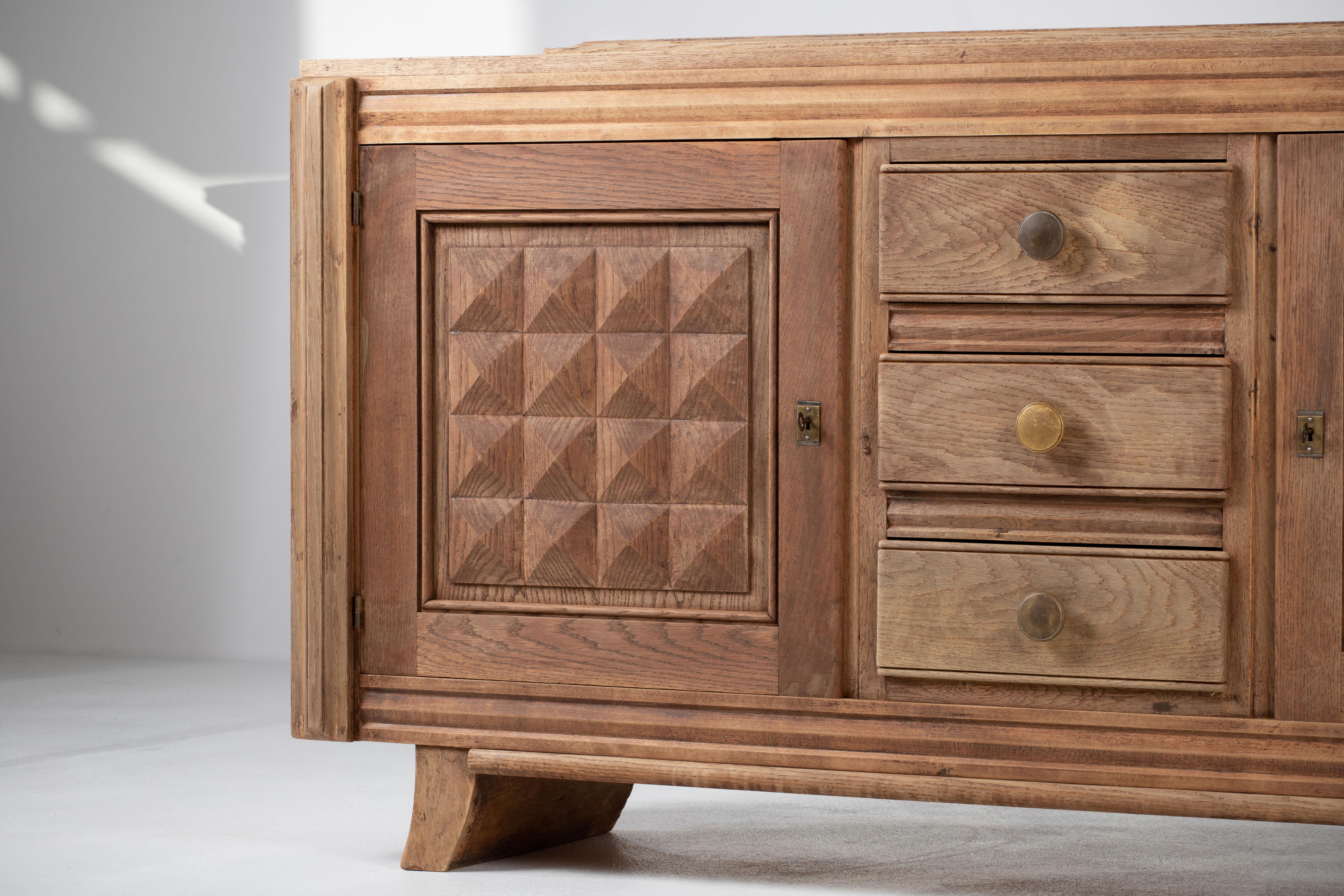 Credenza francese degli anni '40 in Oak sbiancato alla maniera di Charles Dudouyt In condizioni buone in vendita a Kaštel Sućurac, Splitsko-dalmatinska županija