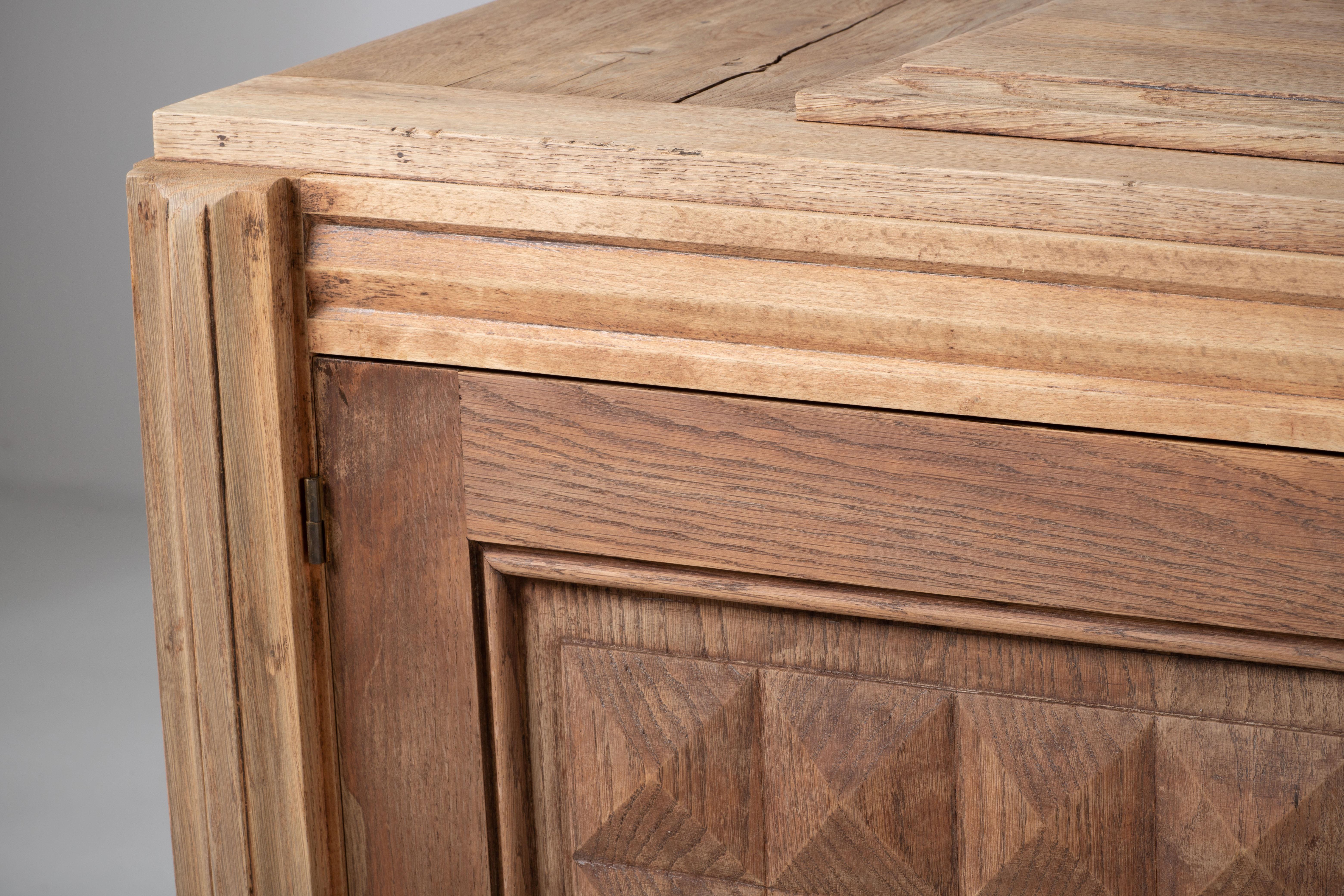 Quercia Credenza francese degli anni '40 in Oak sbiancato alla maniera di Charles Dudouyt in vendita