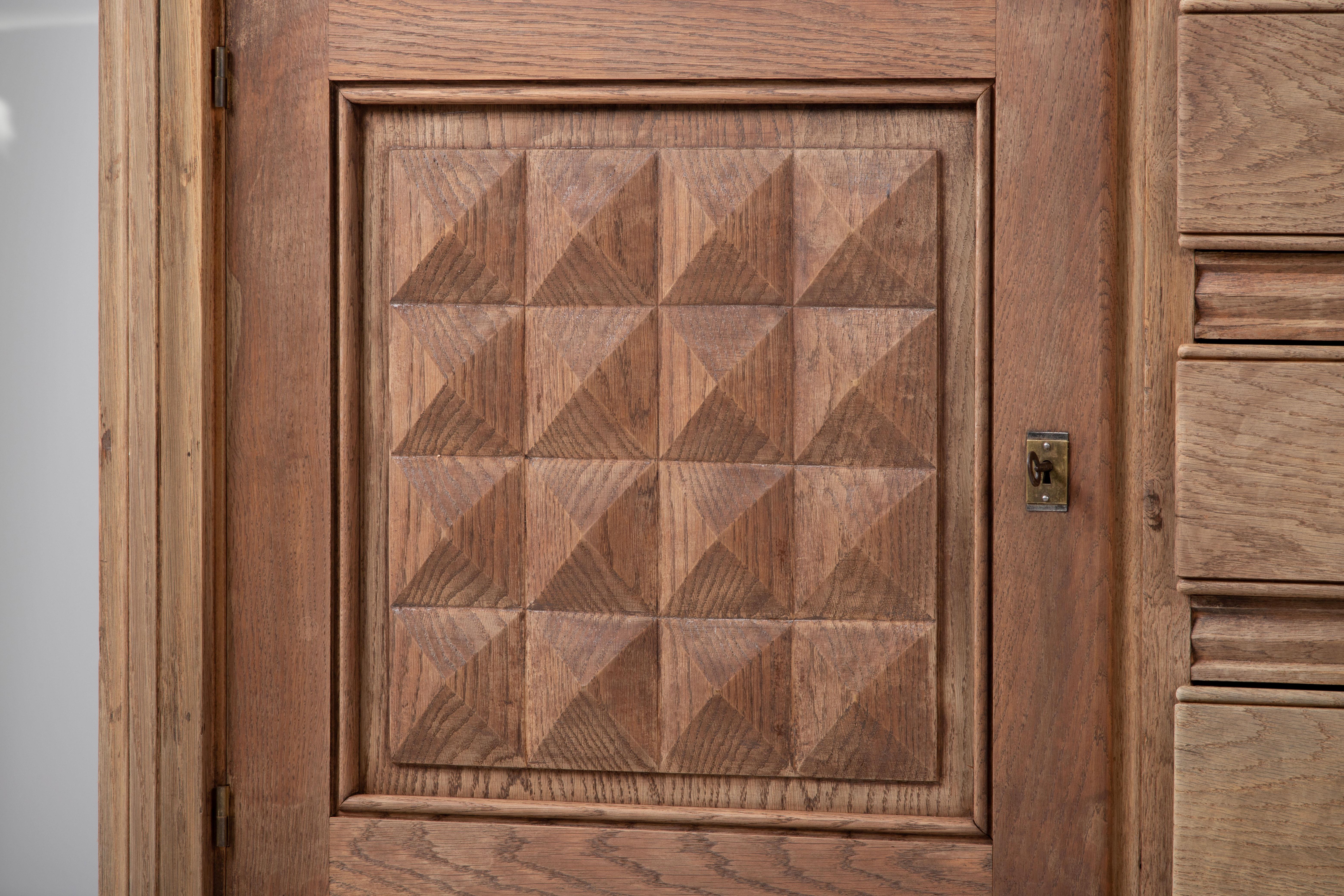 Metà XX secolo Credenza francese degli anni '40 in Oak sbiancato alla maniera di Charles Dudouyt in vendita