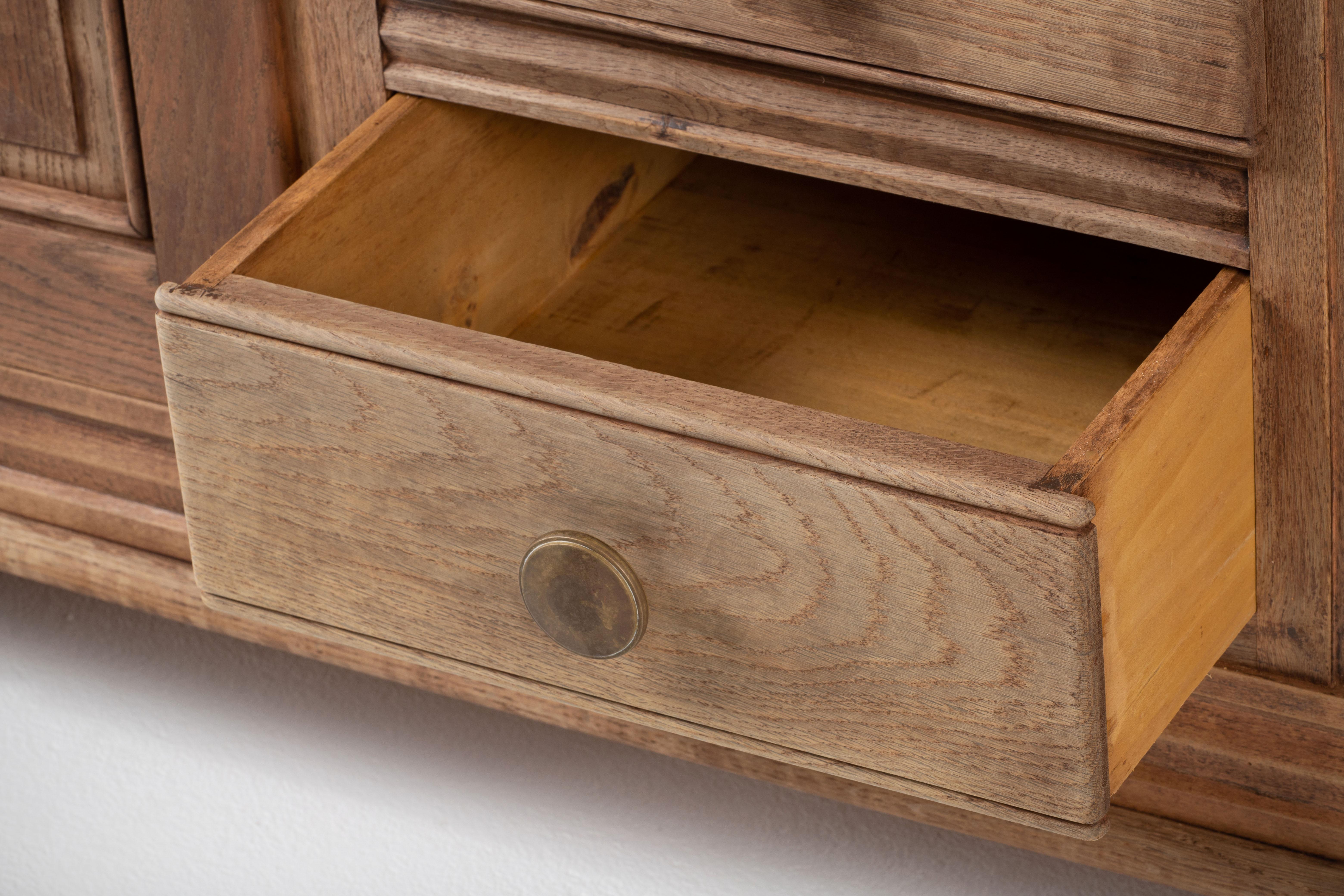 Credenza francese degli anni '40 in Oak sbiancato alla maniera di Charles Dudouyt in vendita 1