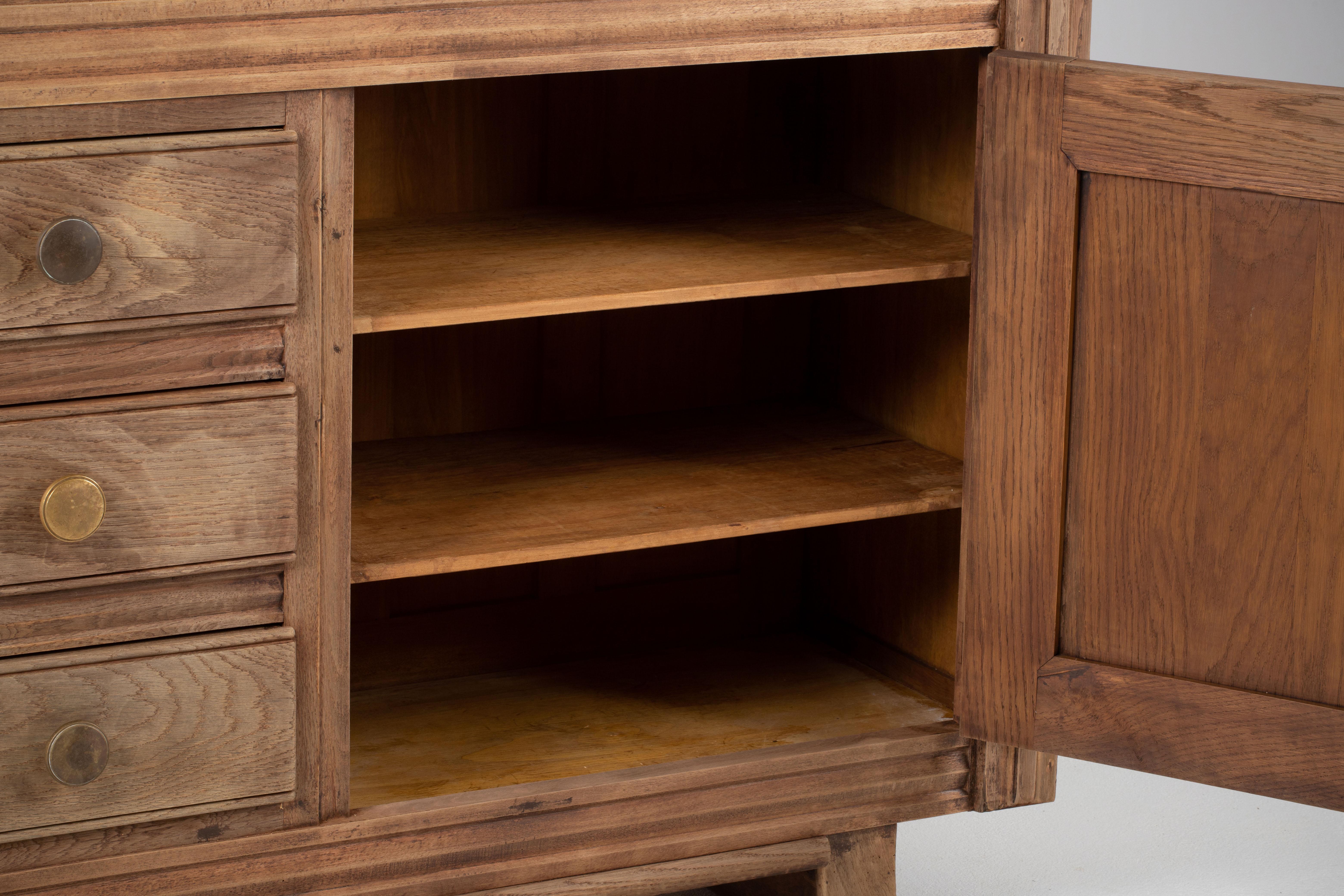 Credenza francese degli anni '40 in Oak sbiancato alla maniera di Charles Dudouyt in vendita 2