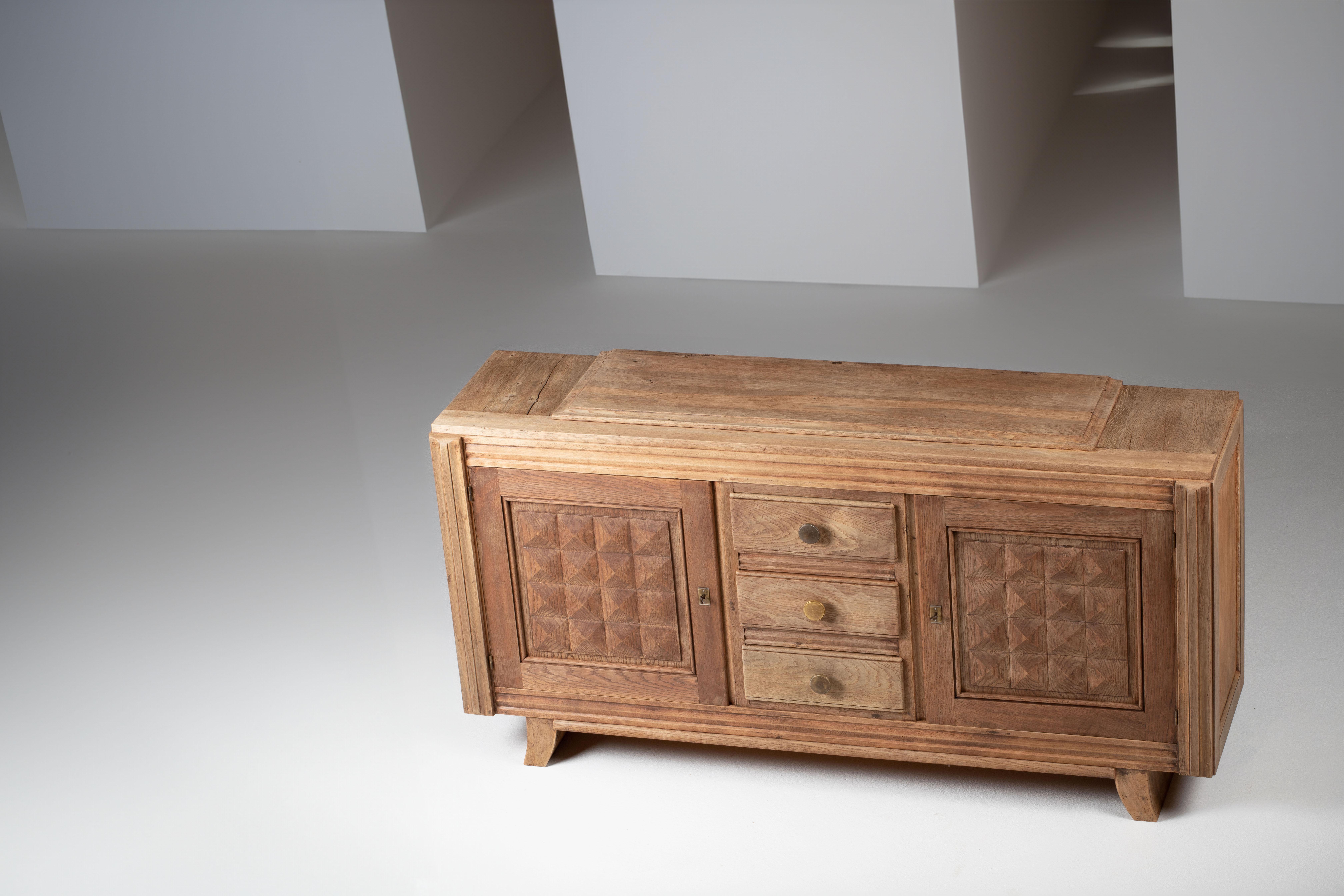 Francese Credenza francese degli anni '40 in Oak sbiancato alla maniera di Charles Dudouyt in vendita