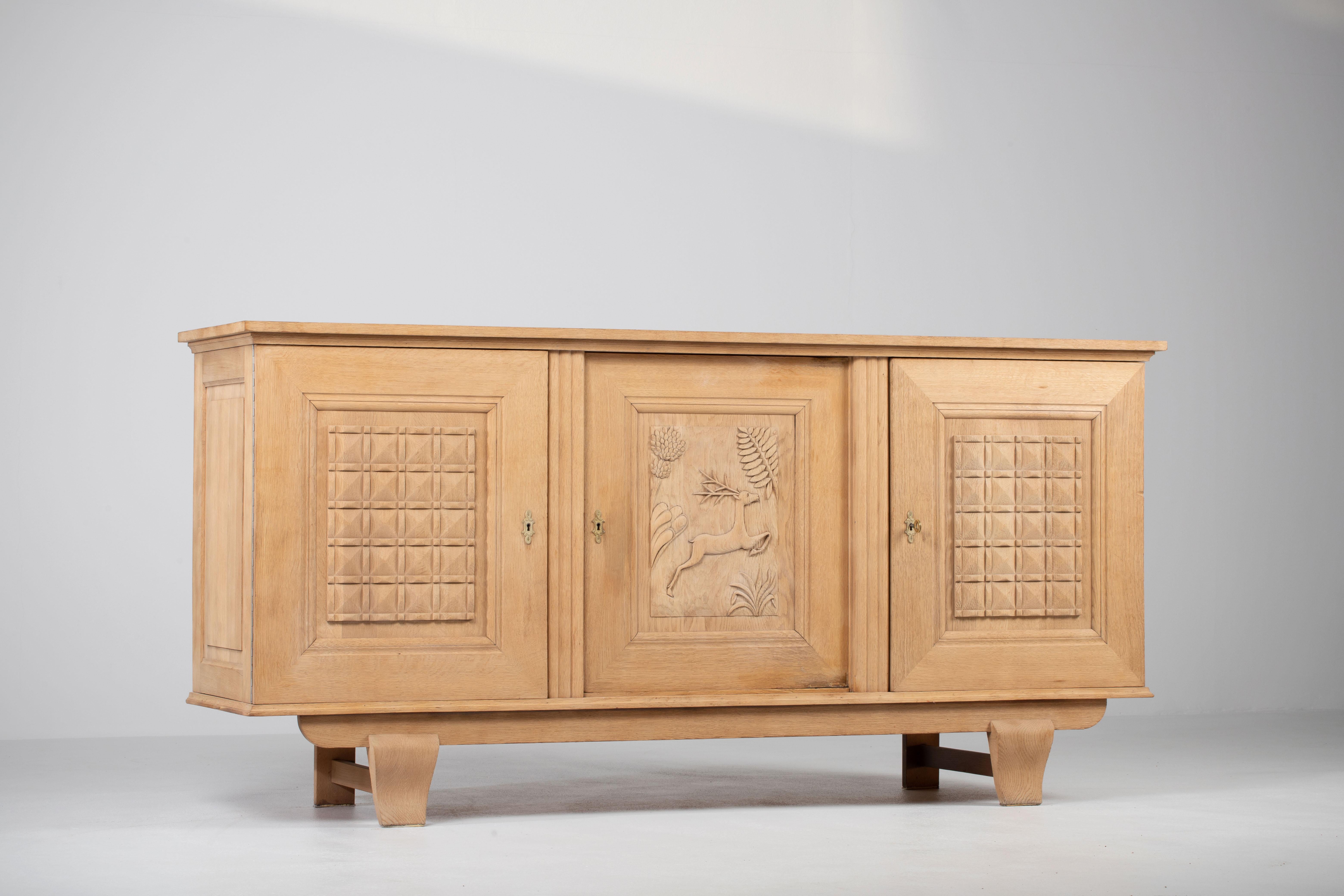 French 1940s Bleached Oak Brutalist Sideboard with Carved Deer Motif In Good Condition For Sale In Kaštel Sućurac, Splitsko-dalmatinska županija