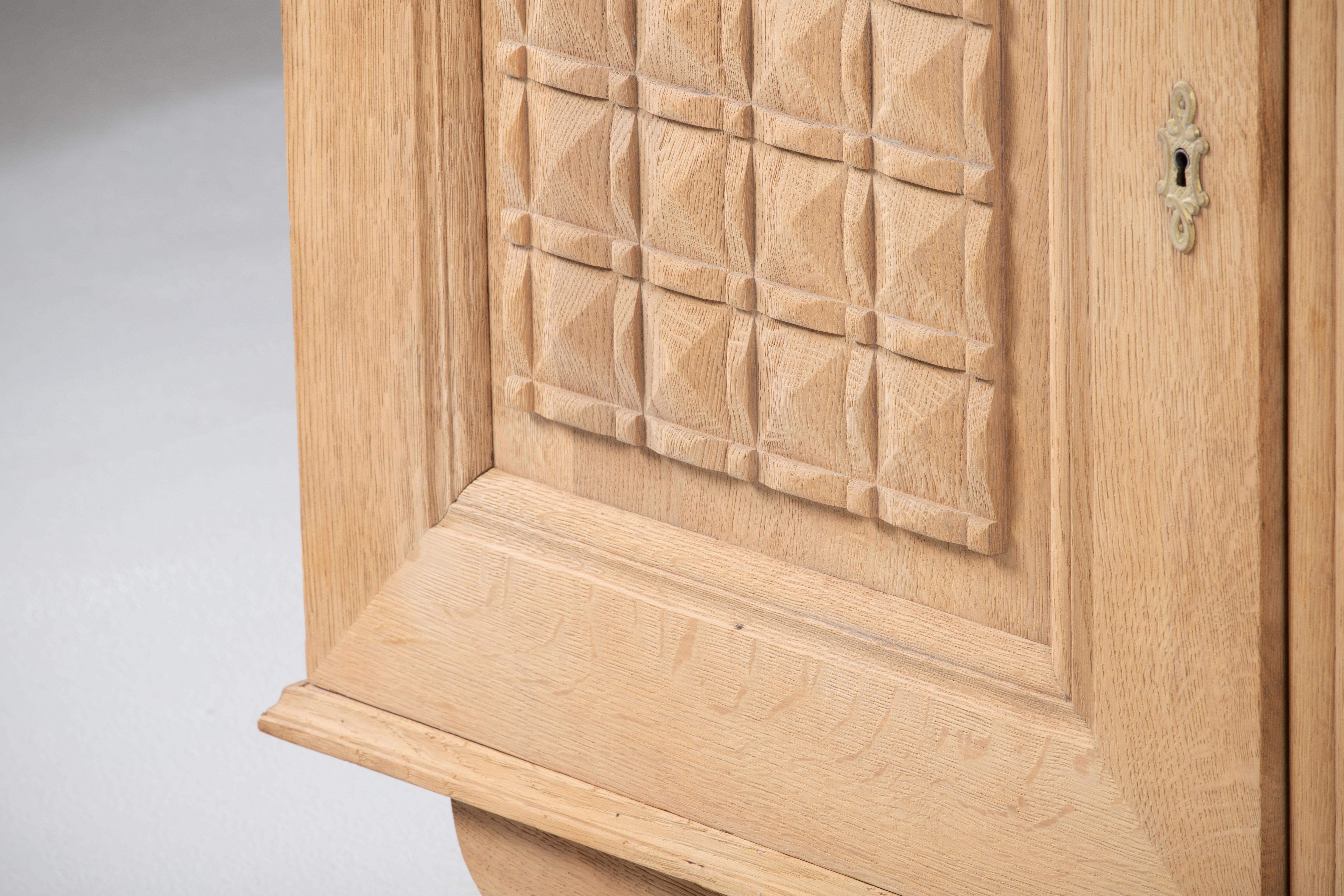 French 1940s Bleached Oak Brutalist Sideboard with Carved Deer Motif For Sale 4