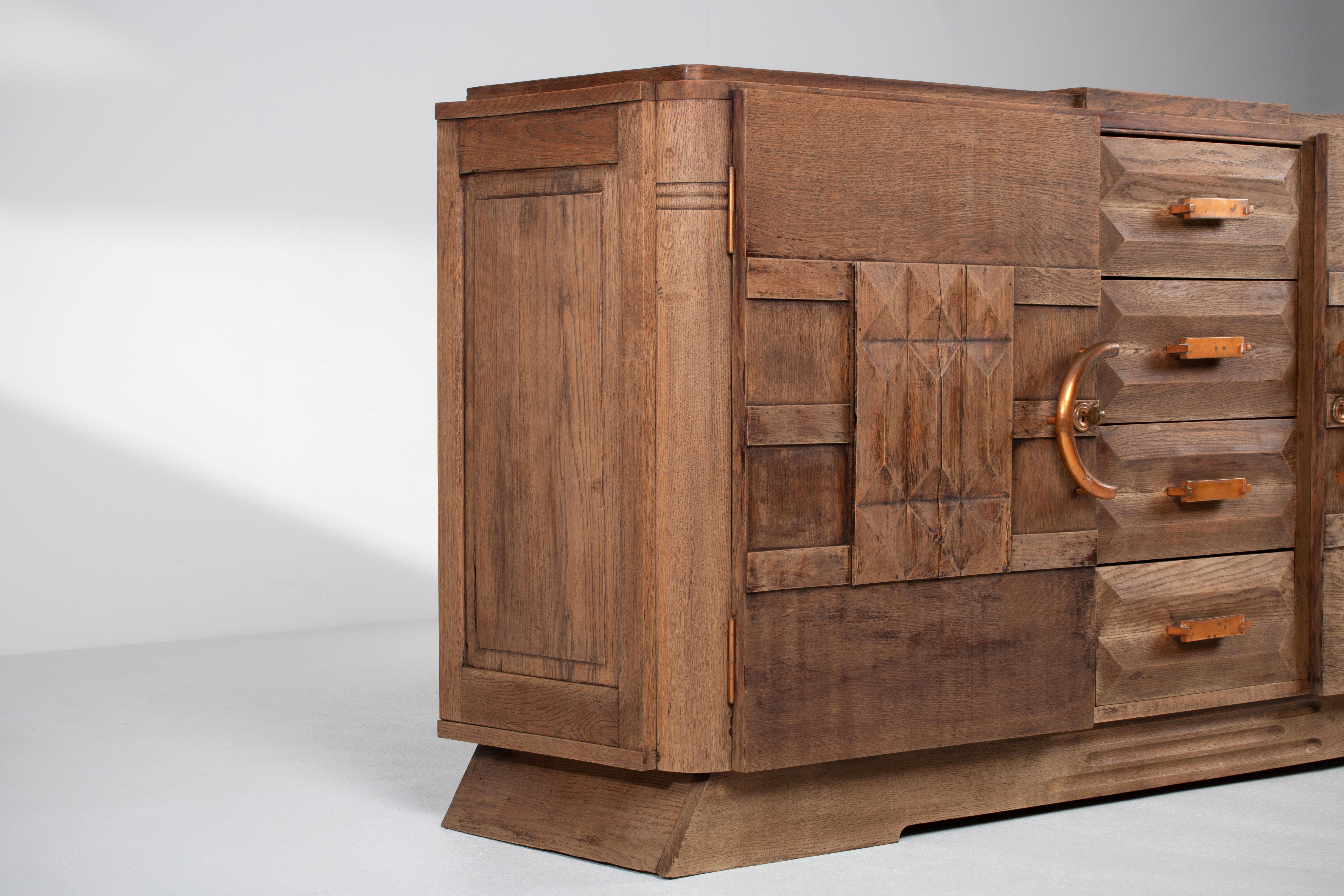 Französisch 1940er Eiche massiv Art Deco Brutalist Credenza im Zustand „Gut“ im Angebot in Kaštel Sućurac, Splitsko-dalmatinska županija