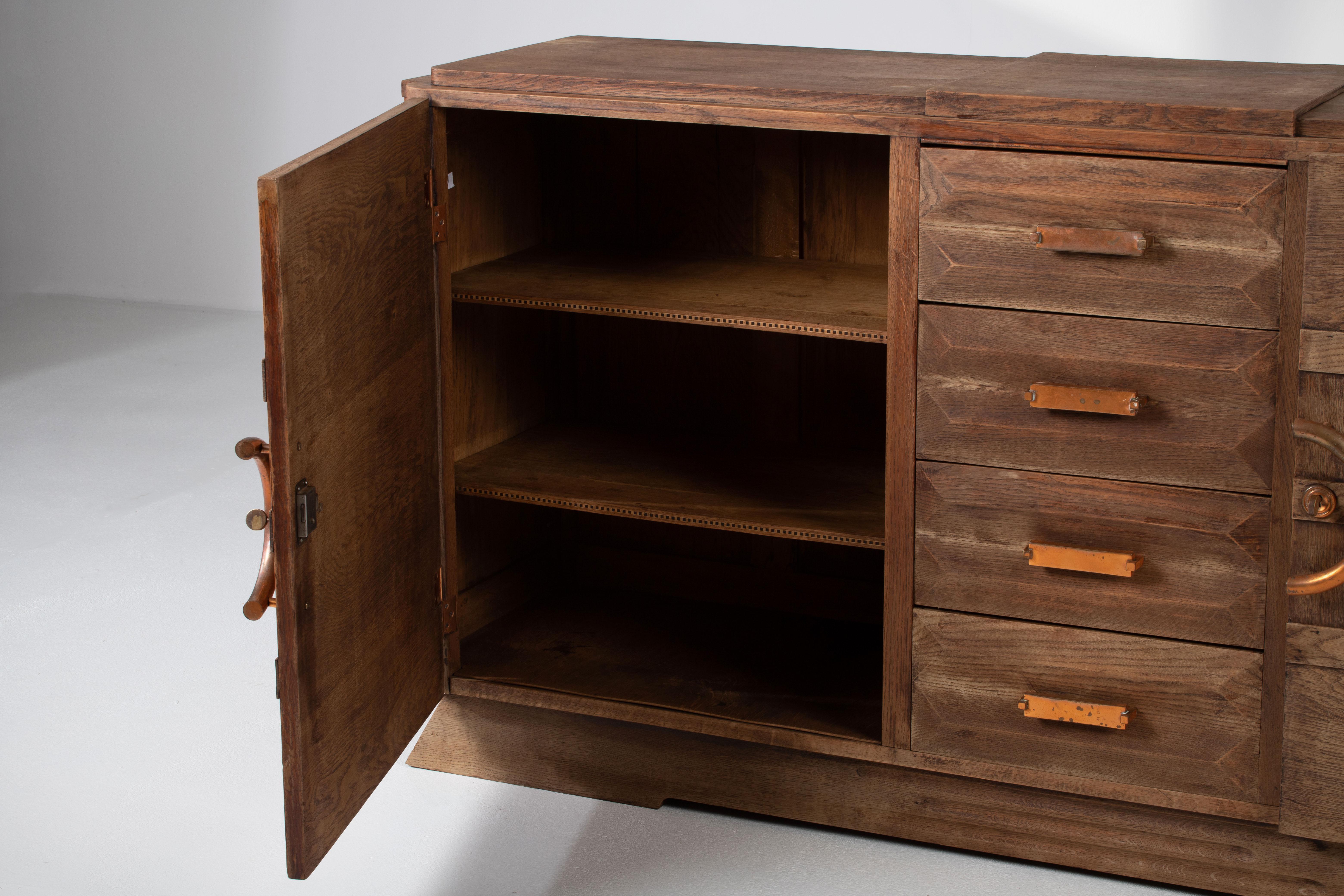 Französisch 1940er Eiche massiv Art Deco Brutalist Credenza im Angebot 3