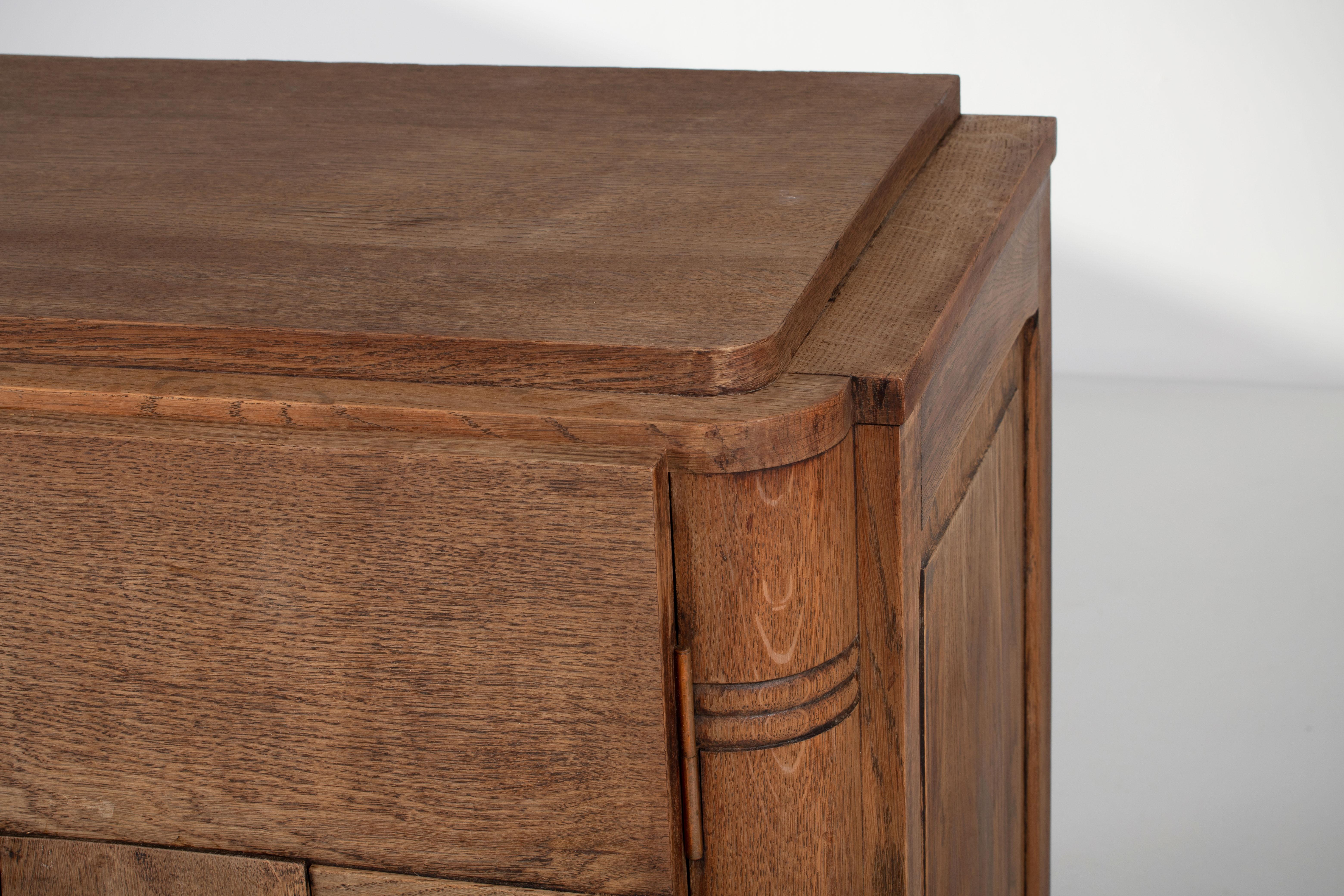 Französisch 1940er Eiche massiv Art Deco Brutalist Credenza im Angebot 5