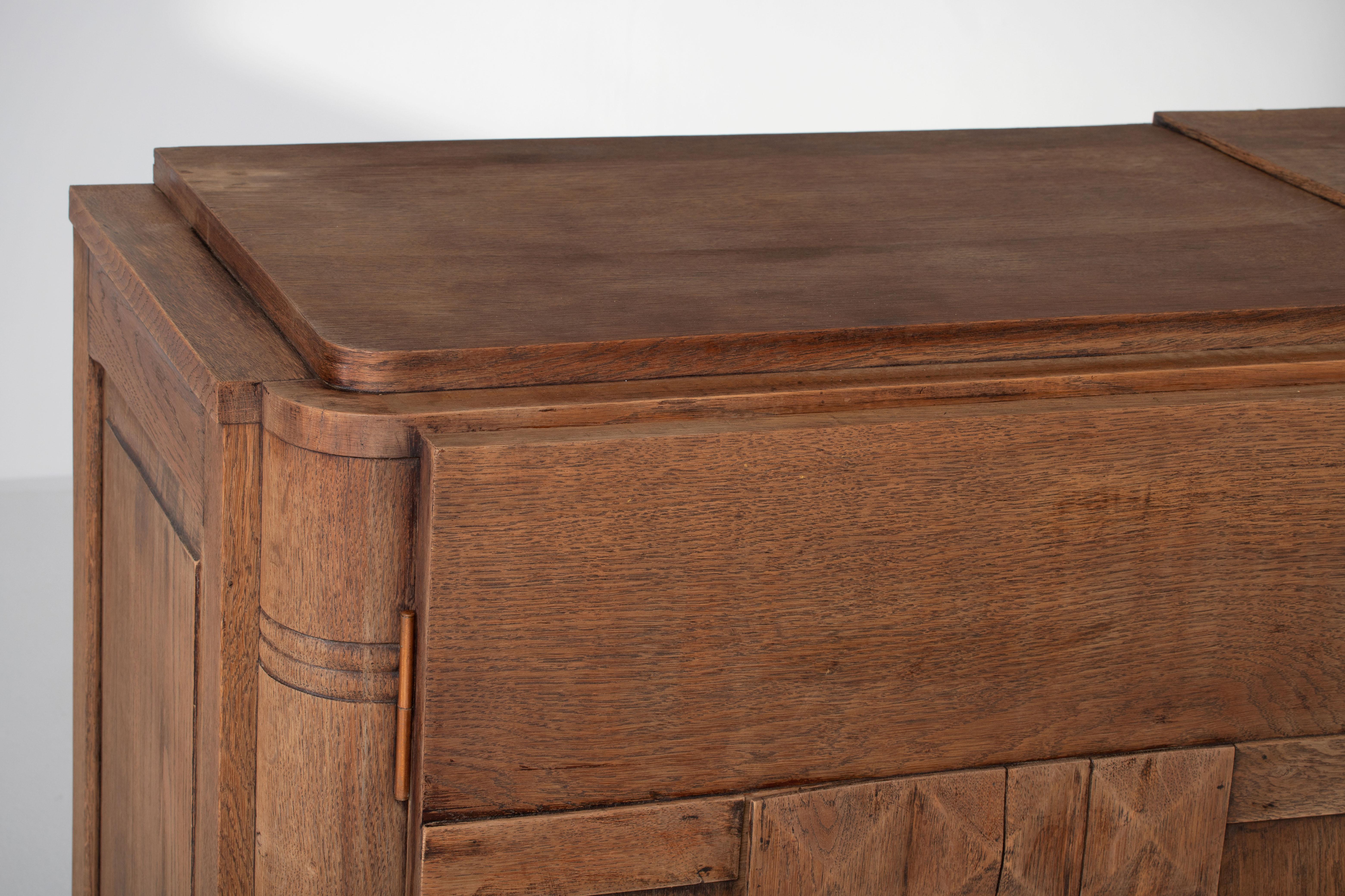 Französisch 1940er Eiche massiv Art Deco Brutalist Credenza im Angebot 4