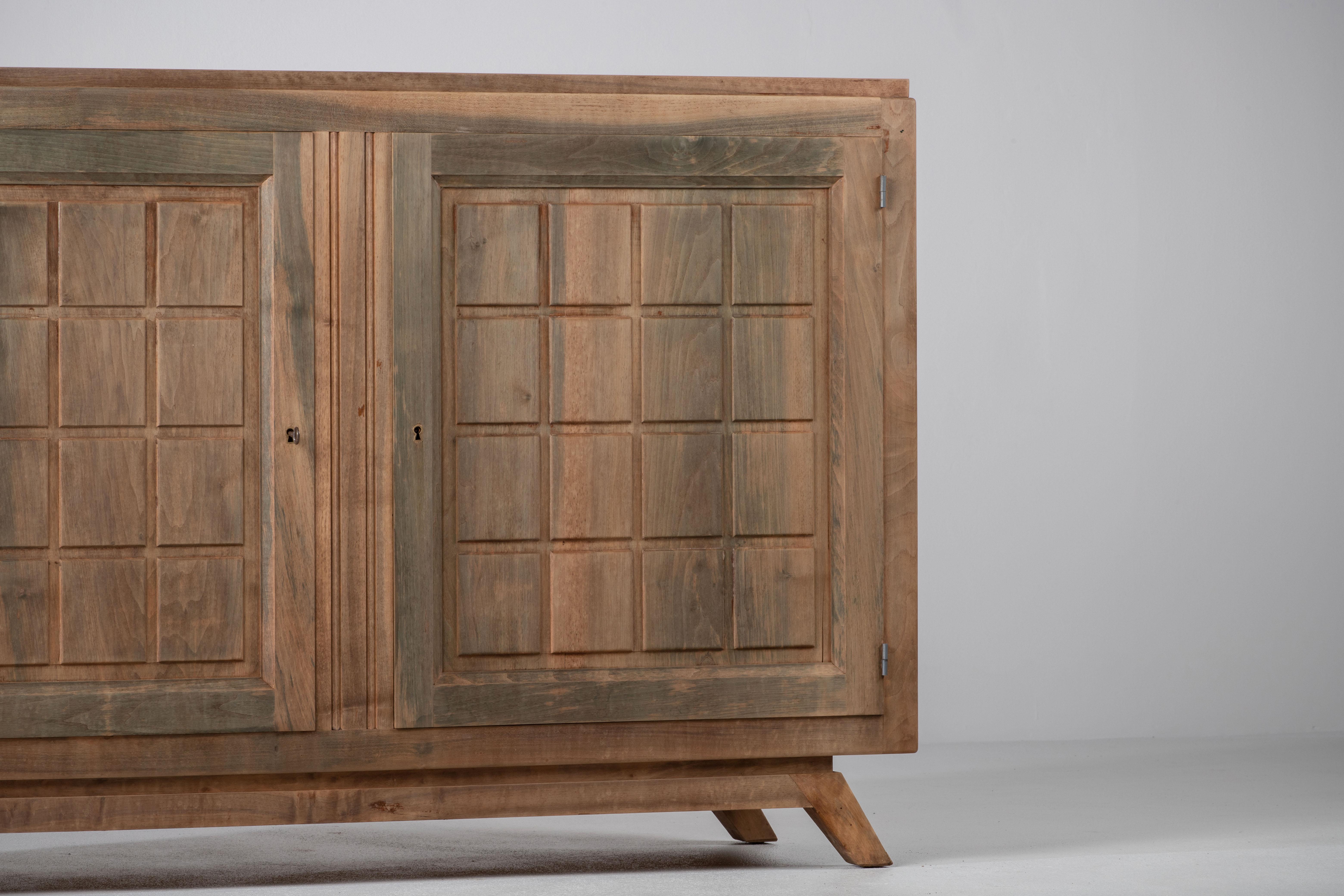 Noyer Symétrie brutaliste : Une crédence en Oak français à la manière de Charles Dudouyt en vente
