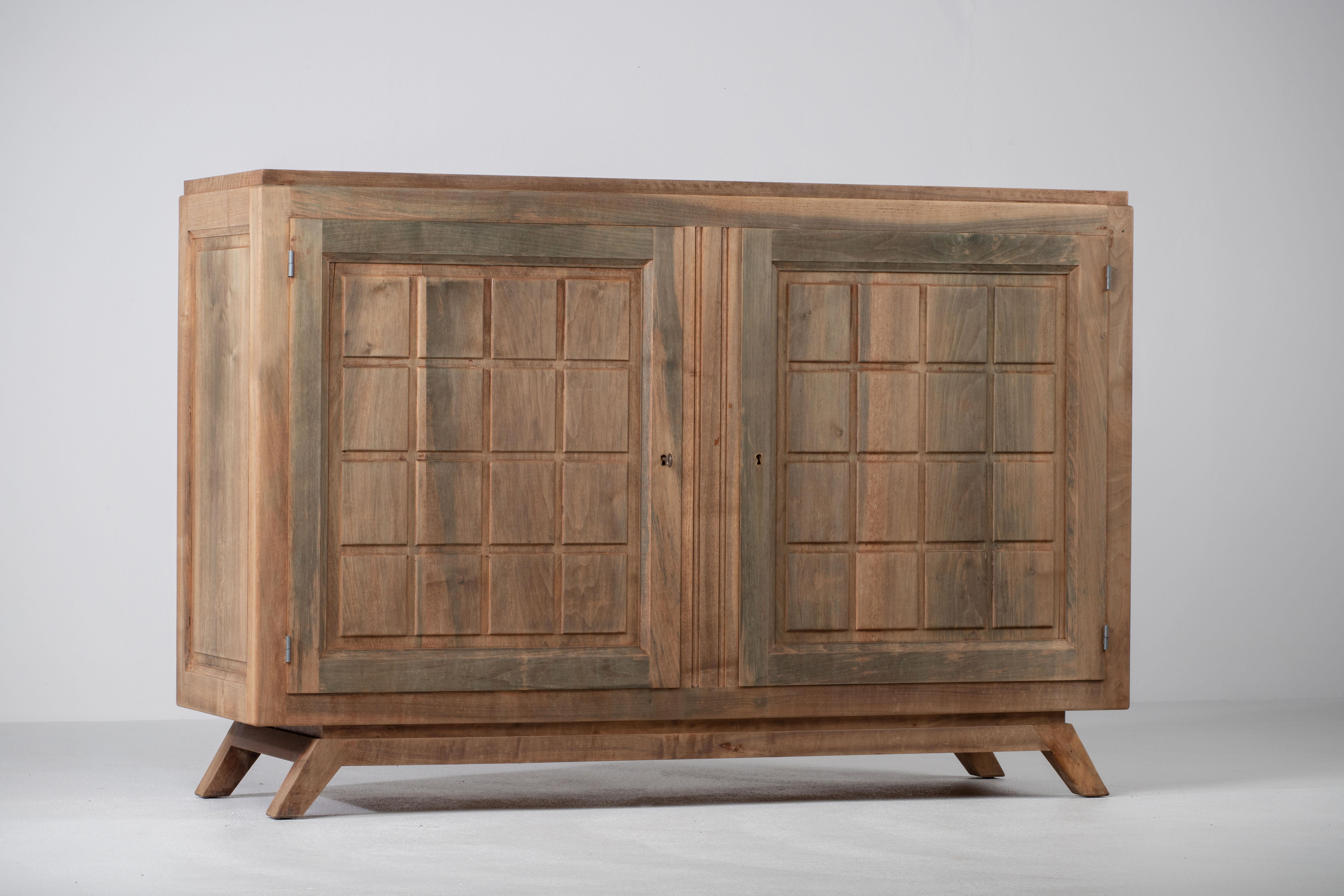 Sculpté à la main Symétrie brutaliste : Une crédence en Oak français à la manière de Charles Dudouyt en vente