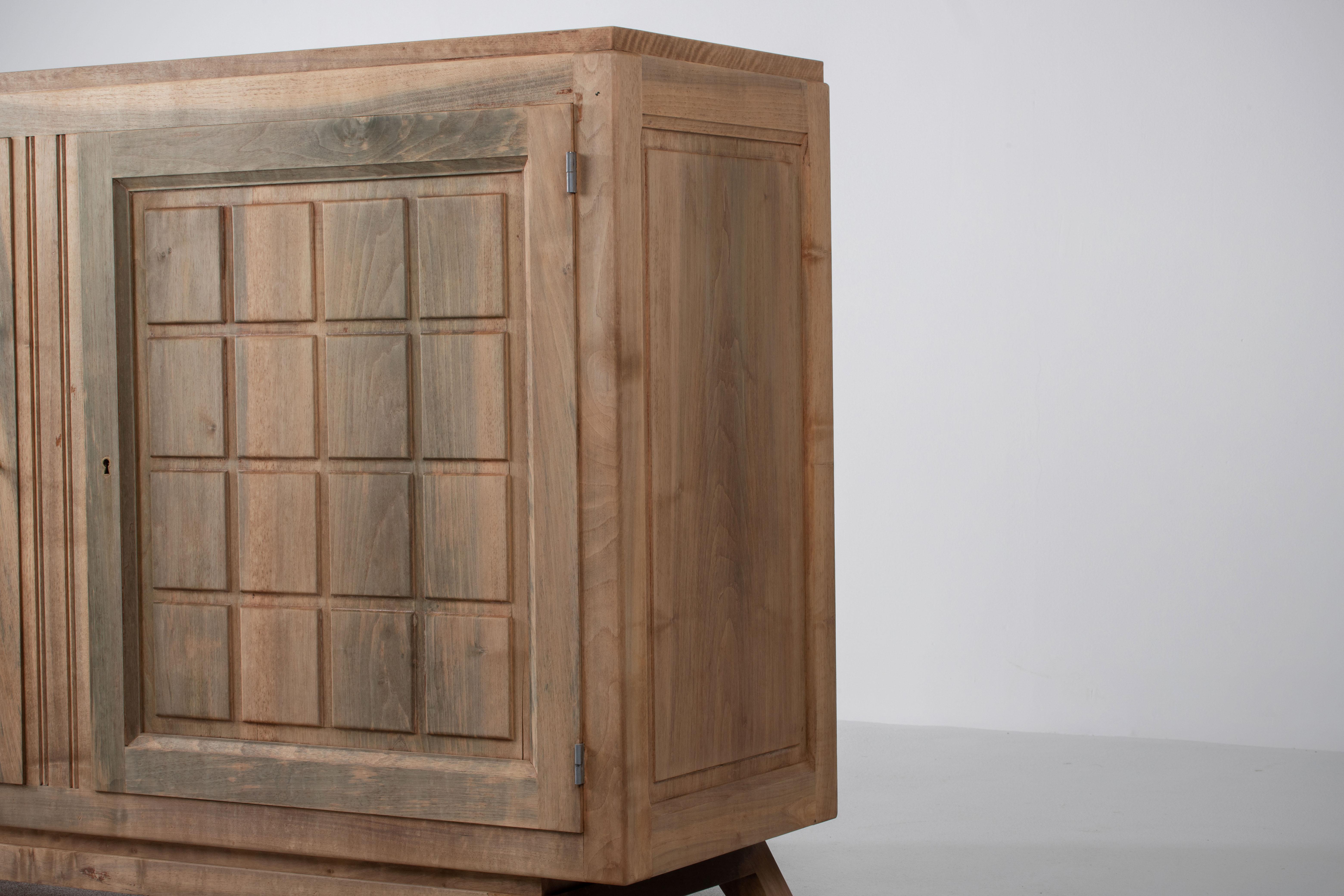 Milieu du XXe siècle Symétrie brutaliste : Une crédence en Oak français à la manière de Charles Dudouyt en vente