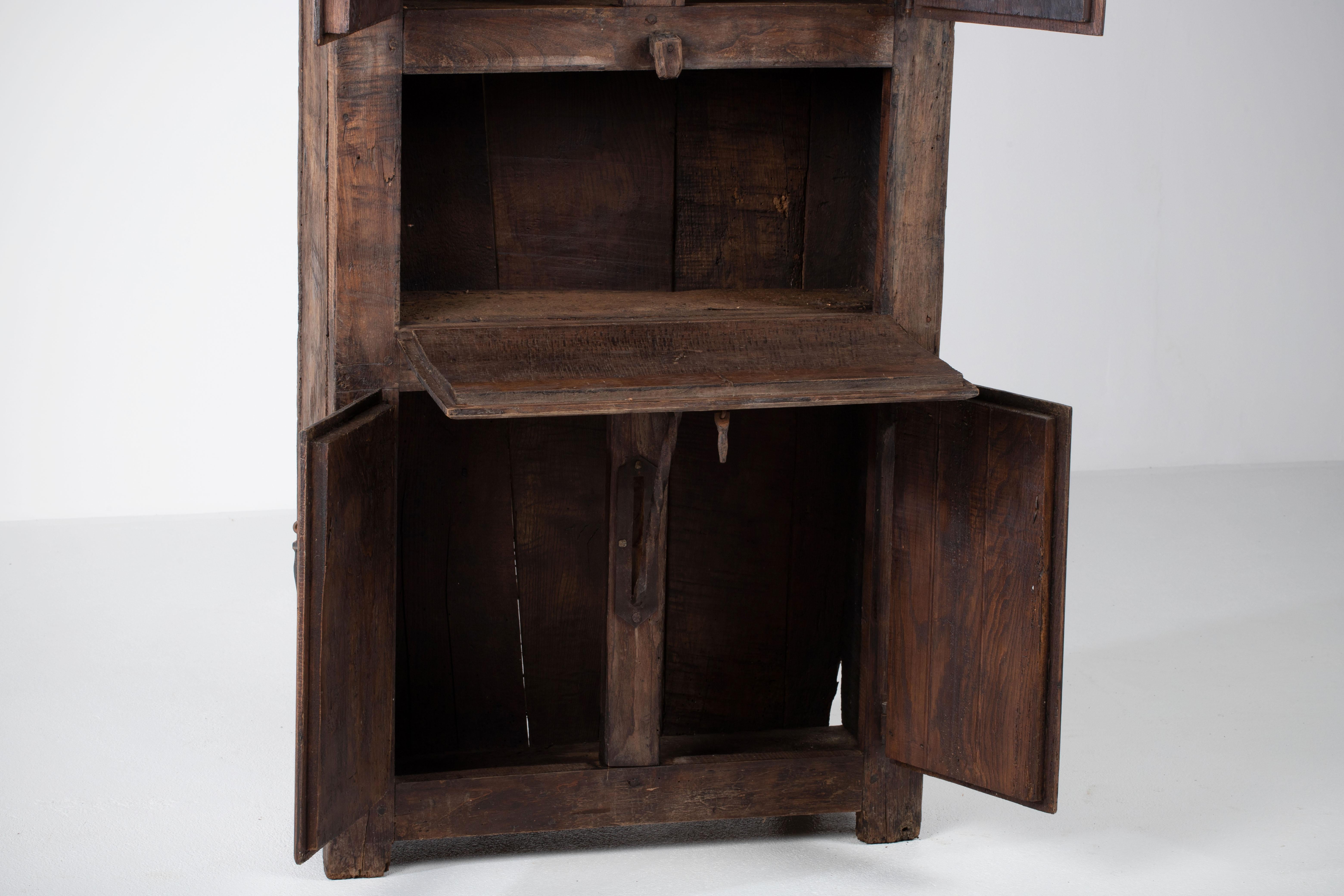 Timber Monument: An 18th-Century Pyrenean Armoire in Solid Oak In Good Condition For Sale In Kaštel Sućurac, Splitsko-dalmatinska županija