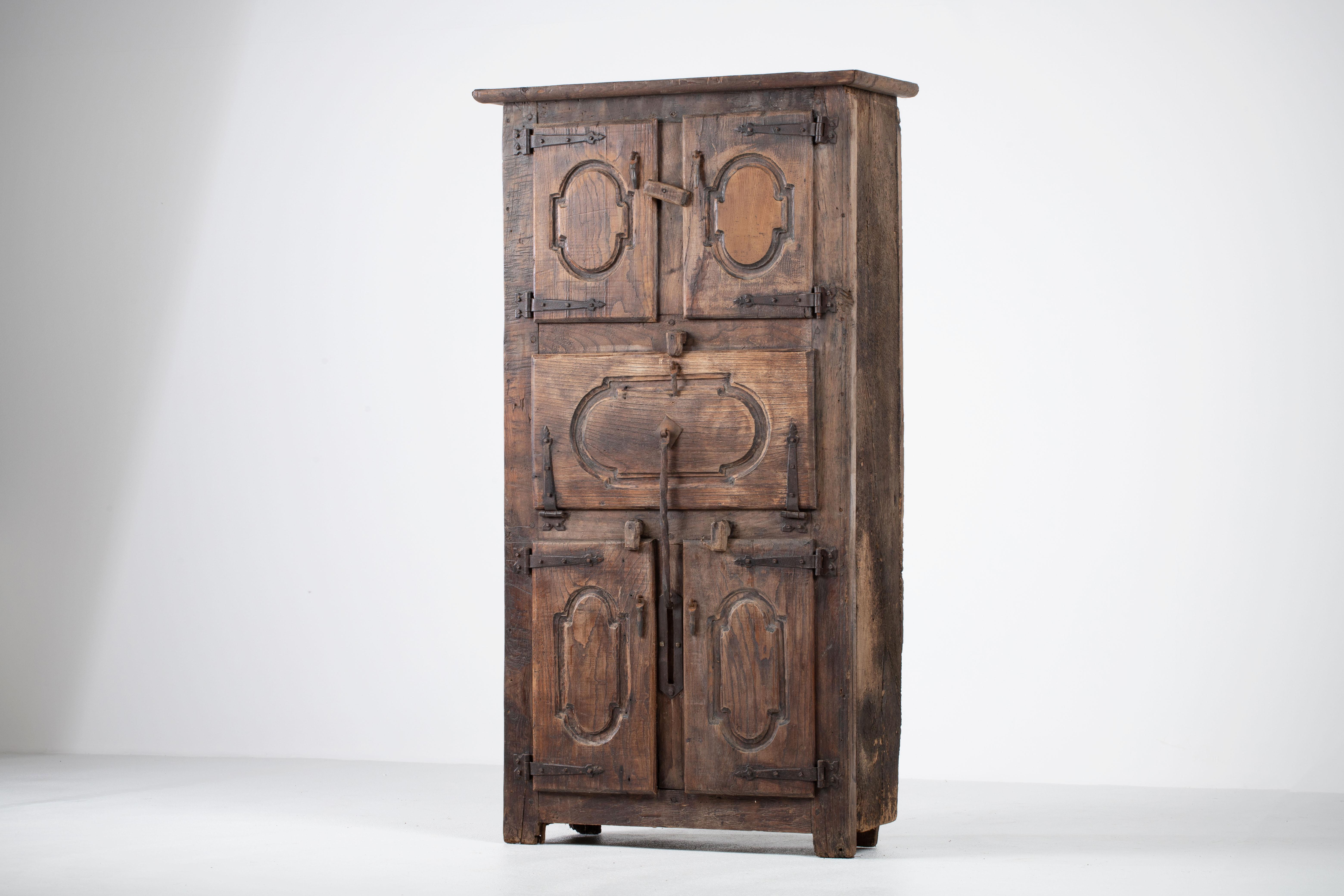Timber Monument: An 18th-Century Pyrenean Armoire in Solid Oak For Sale 3