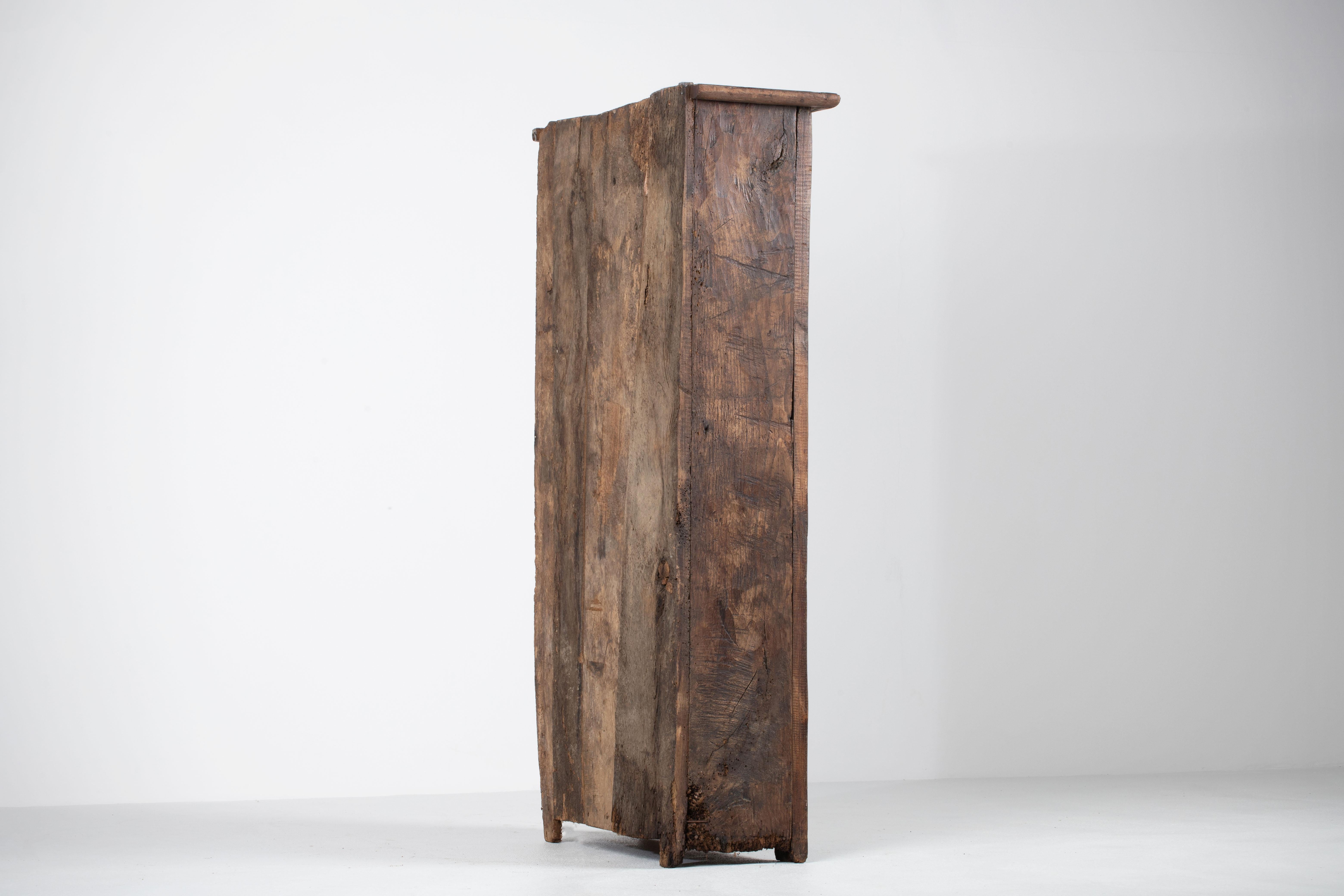 Timber Monument: An 18th-Century Pyrenean Armoire in Solid Oak For Sale 10
