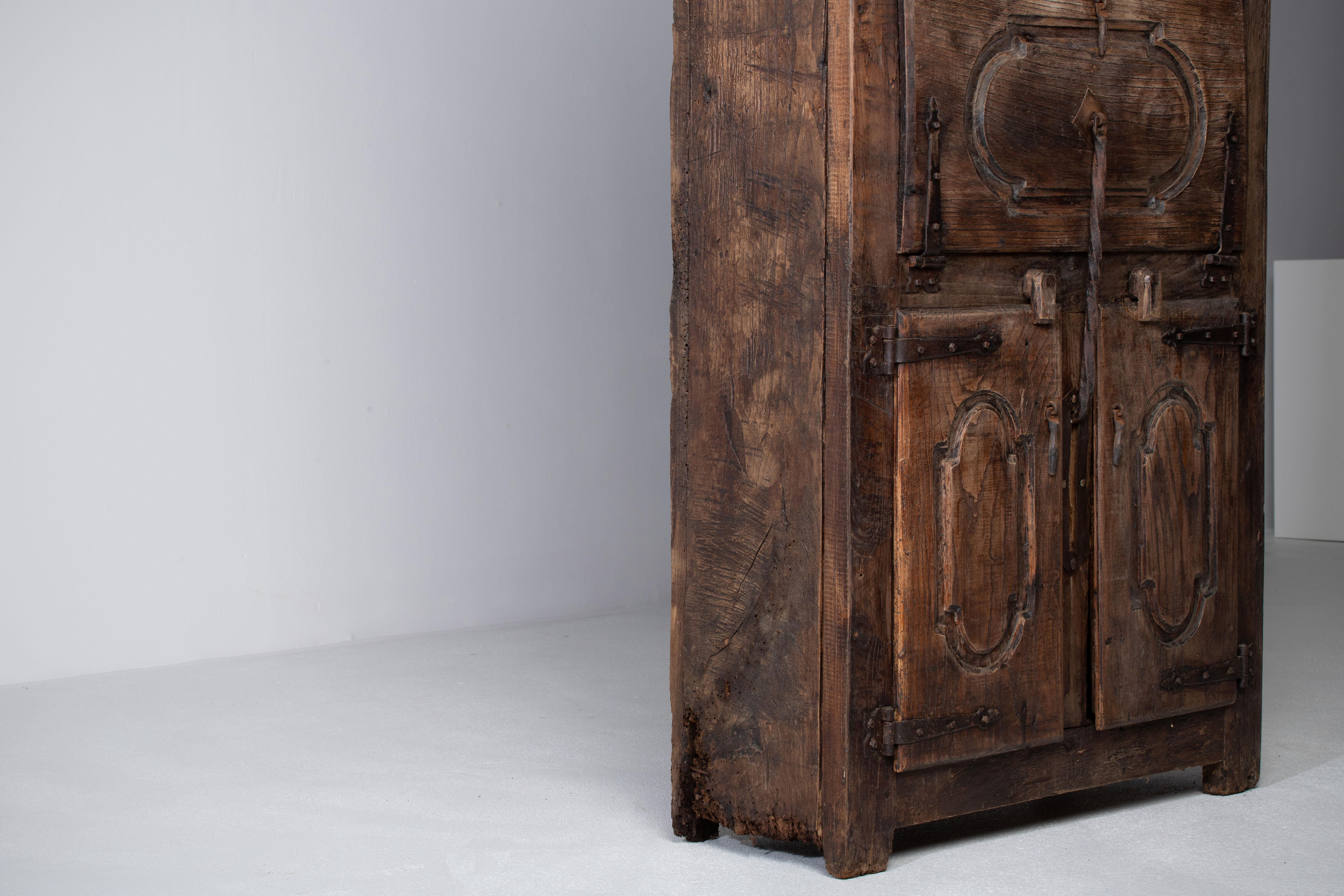Timber Monument: An 18th-Century Pyrenean Armoire in Solid Oak For Sale 2