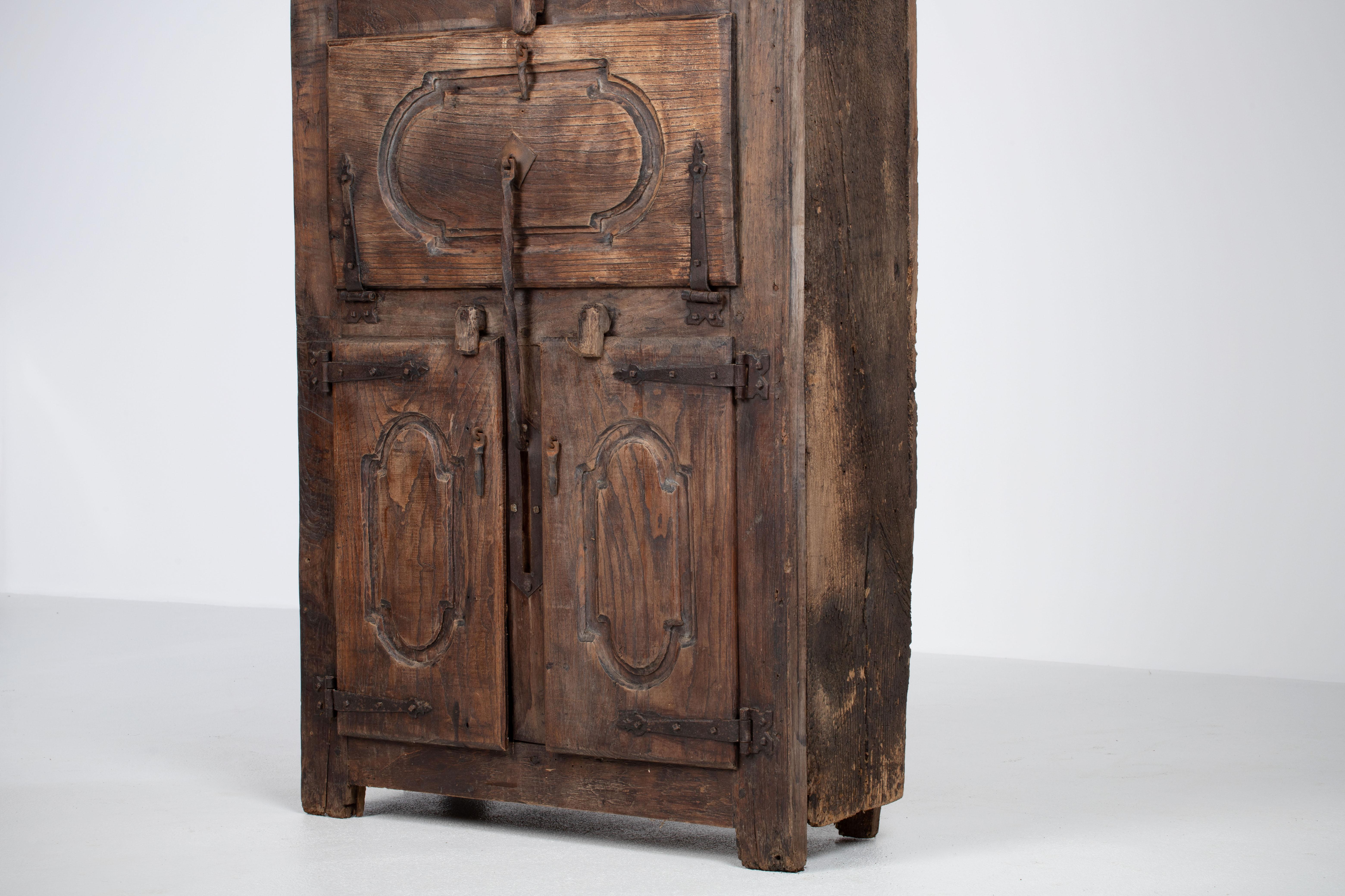 Timber Monument: An 18th-Century Pyrenean Armoire in Solid Oak For Sale 4