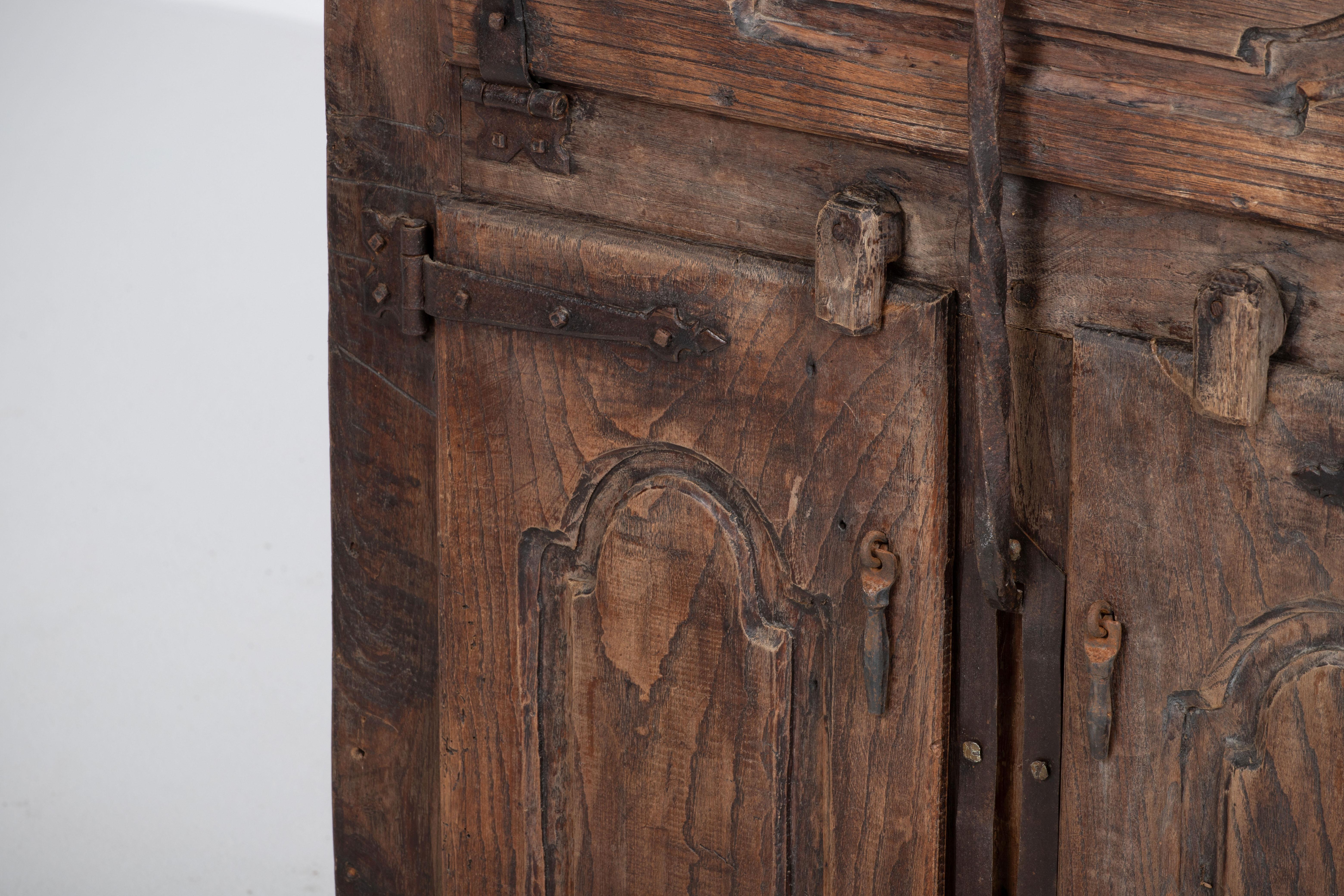 Timber Monument: An 18th-Century Pyrenean Armoire in Solid Oak For Sale 6