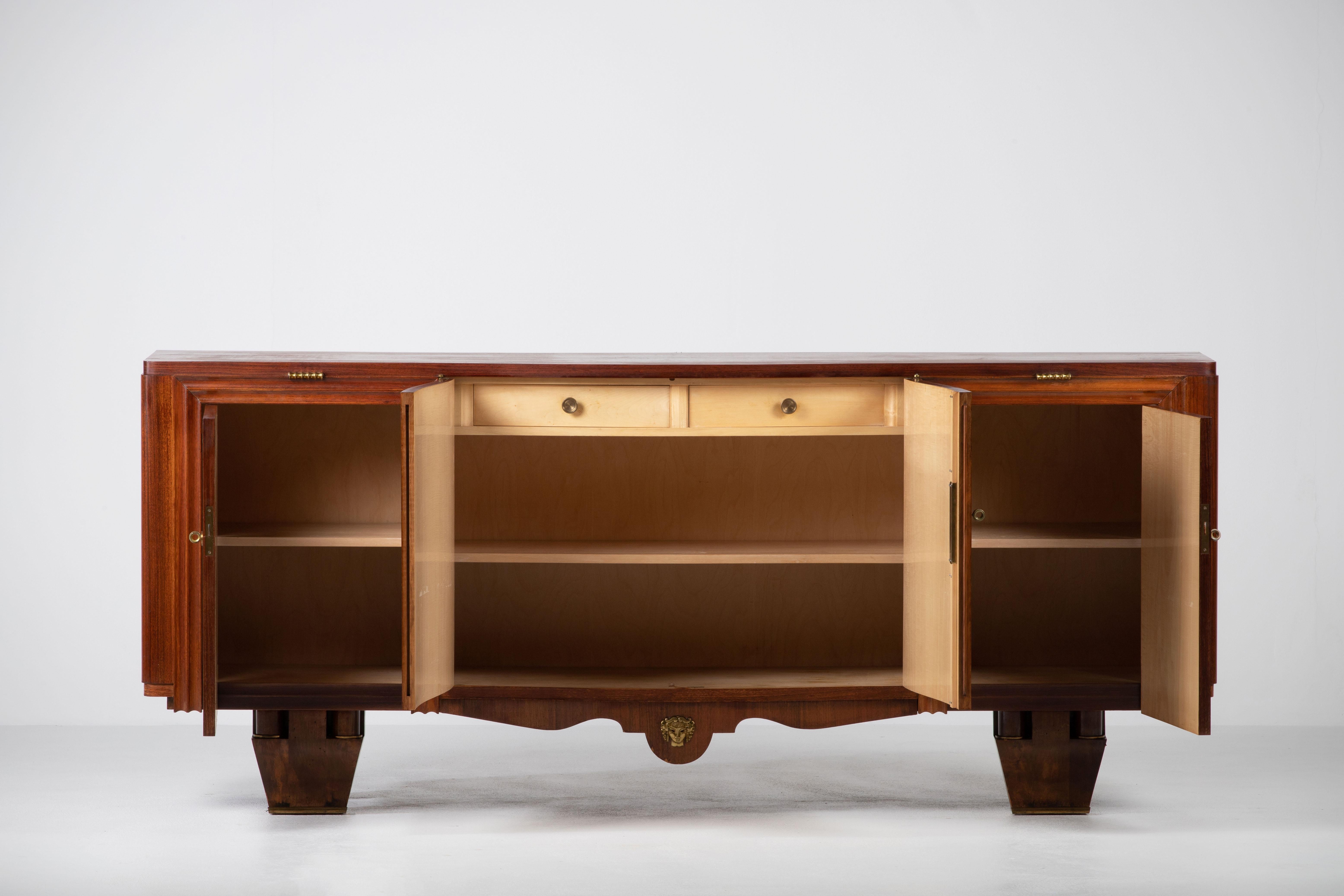 Francese Credenza Art Deco francese alla maniera di Jules Leleu in vendita