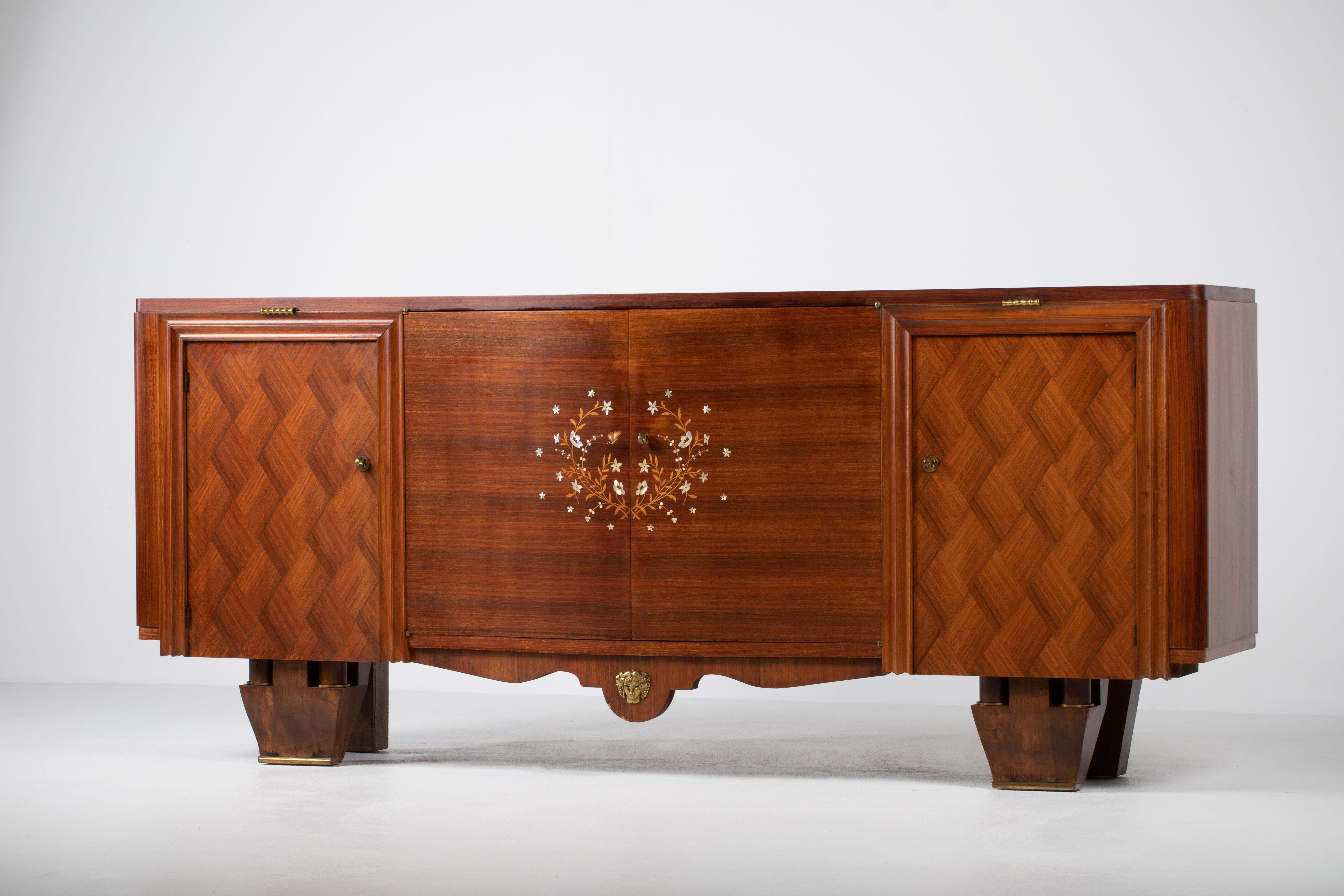 Composizione di luminosa raffinatezza, questa credenza francese Art Déco rivela un linguaggio di tranquilla opulenza e grazia disciplinata. Incorniciato in un'impiallacciatura di limoni le cui venature si dispiegano come una filigrana increspata, il