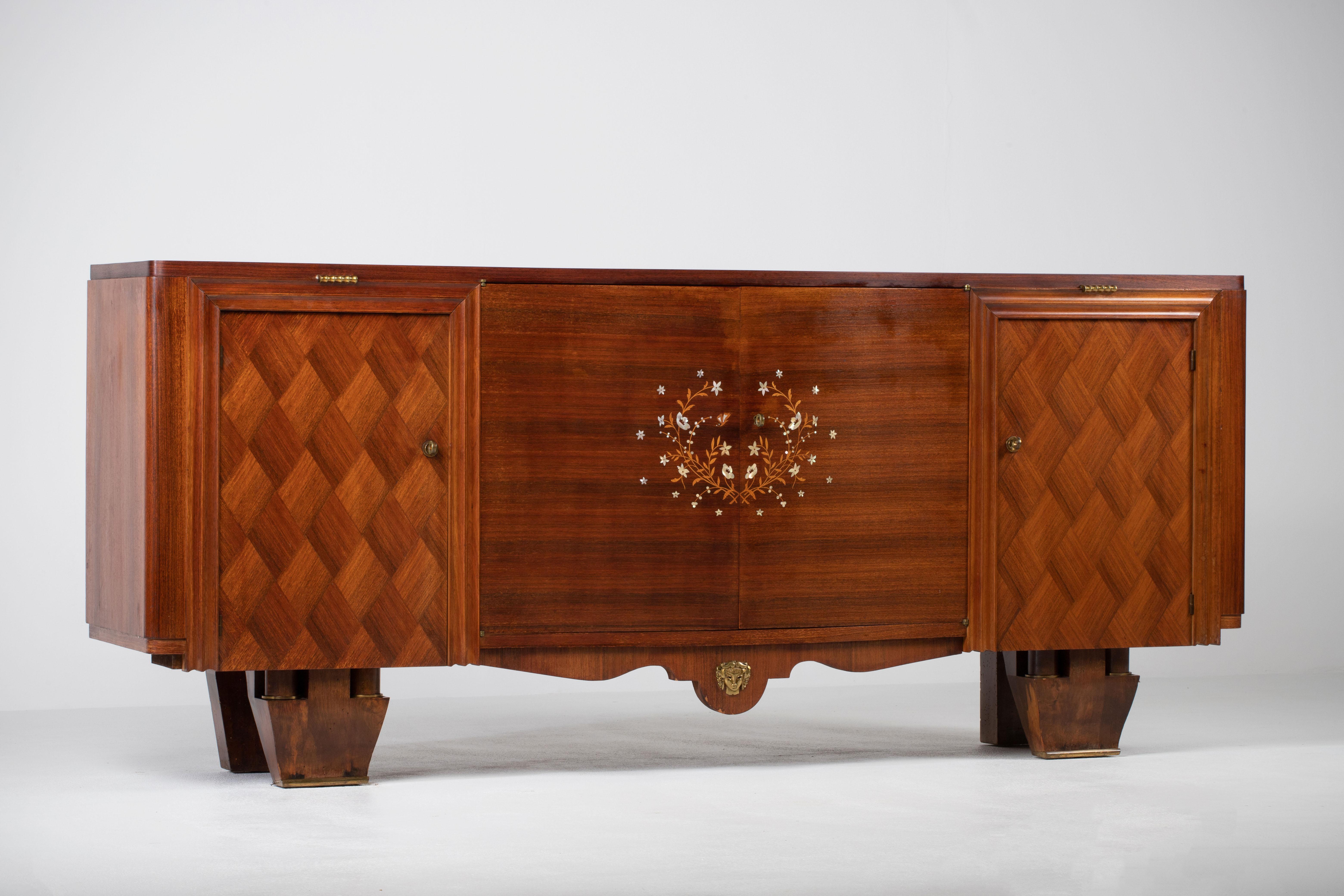 Metà XX secolo Credenza Art Deco francese alla maniera di Jules Leleu in vendita