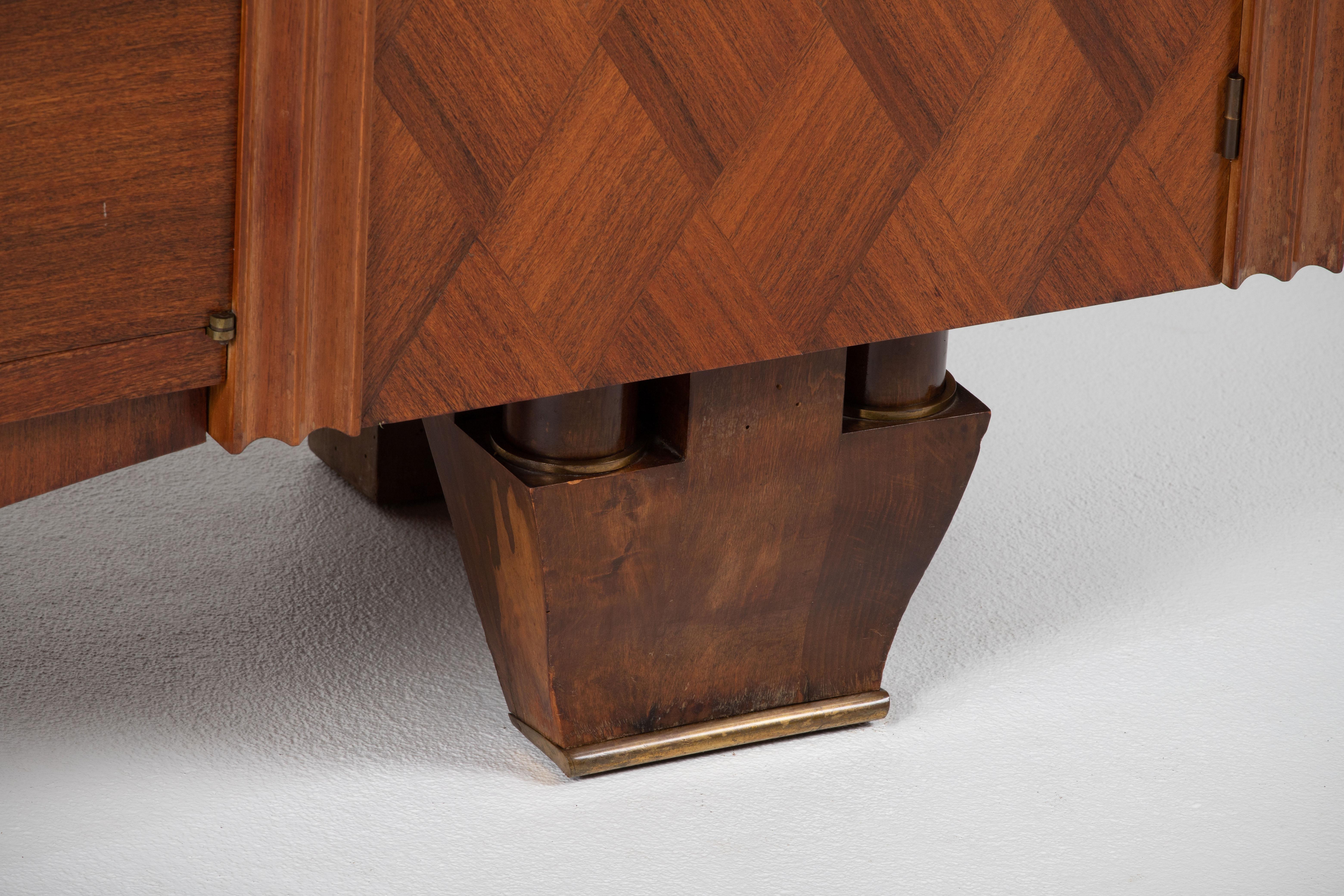 Legno di alberi da frutto Credenza Art Deco francese alla maniera di Jules Leleu in vendita