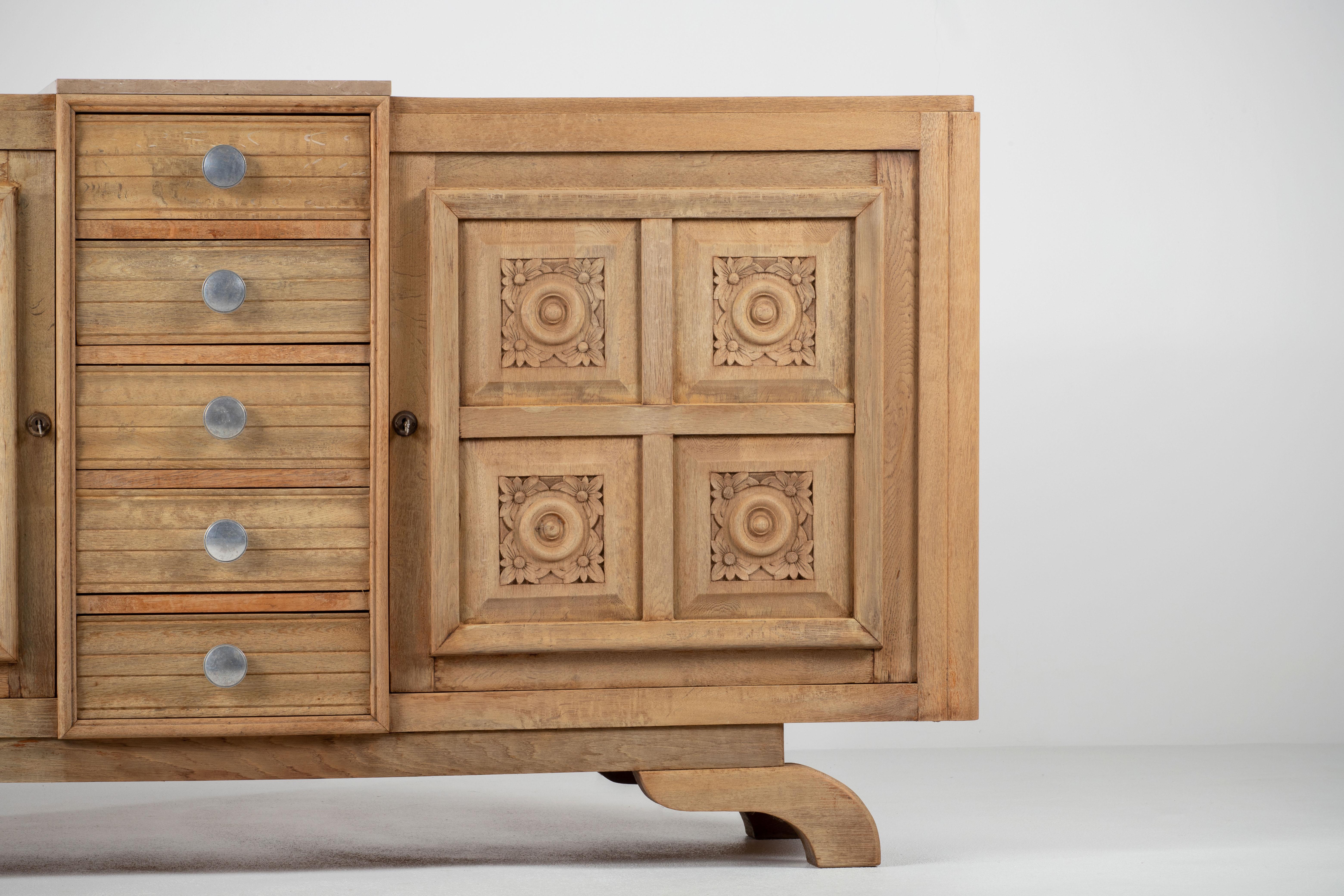 Art Déco Grande credenza scultorea in rovere francese Art Deco, Francia in vendita